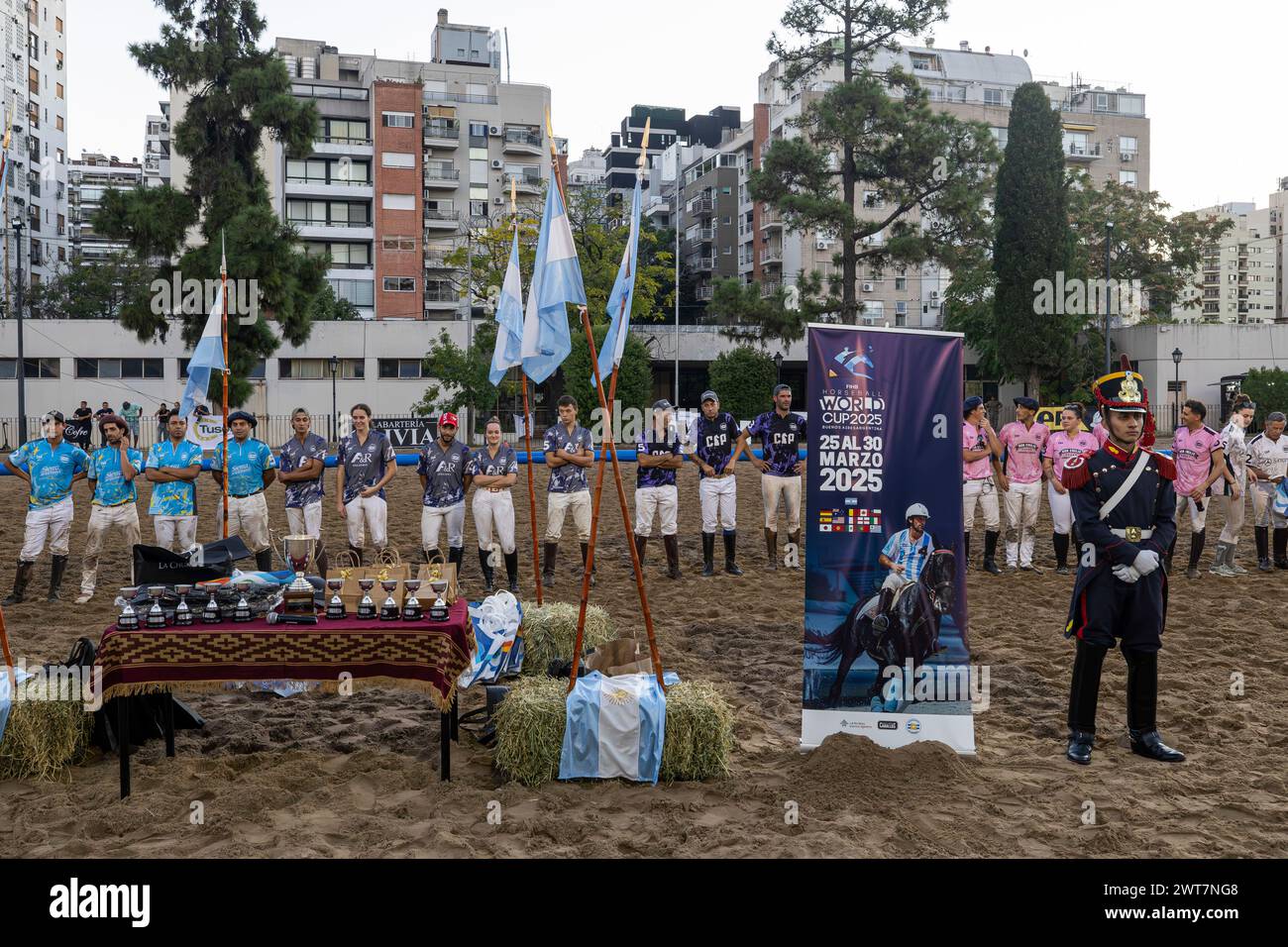 Buenos Aires, Argentinien. März 2024. Kurz vor der Preisverleihung des Finales des Open Horseball Argentina, das im Regimiento de Granaderos a Caballo General San MartÃ-n. Das Internationale Turnier „Open Horseball Argentina“ wurde am 7., 8. Und 9. März im Regimiento de Granaderos a Caballo General San MartÃ-n in Buenos Aires ausgetragen. Es war der Auftakt zur Horseball-Weltmeisterschaft 2025 in Argentinien. An jedem Datum wurden drei Spiele ausgetragen. Die Teams bestanden aus Spielern aus verschiedenen Ländern. Das Finale war Spiel Stockfoto