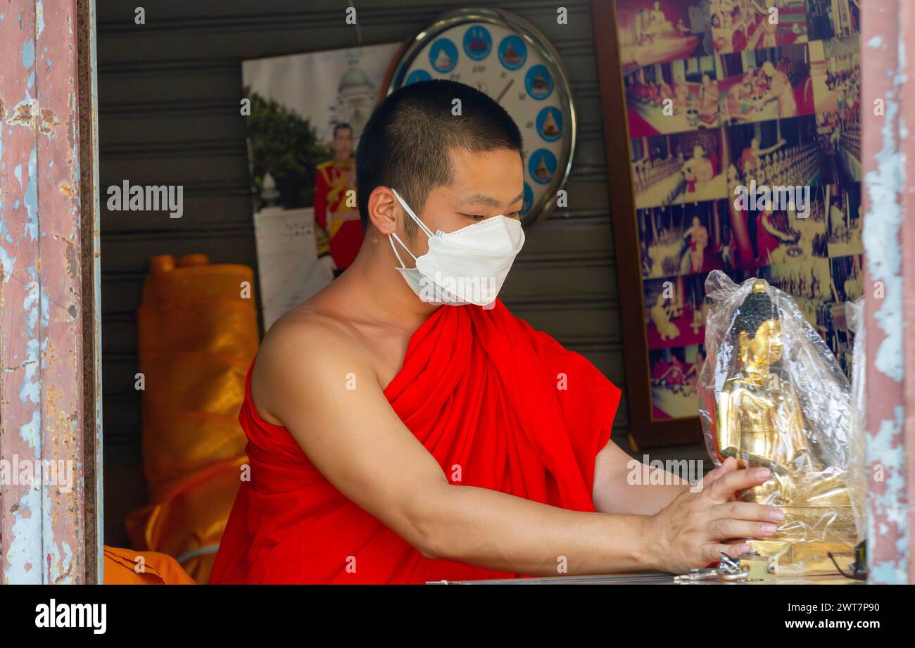 Chiang Mai, Thailand. März 2024. Ein thailändischer buddhistischer Mönch trägt eine Maske unter Smog aus starken Konzentrationen von Feinstaub PM2,5 in Chiang Mai. Am 16. März wurde die nördliche Stadt Chiang Mai in Thailand am 2. Tag in Folge auf den ersten Platz der zehn Städte mit der höchsten Luftverschmutzung gekürt. (Foto: Pongmanat Tasiri/SOPA Images/SIPA USA) Credit: SIPA USA/Alamy Live News Stockfoto