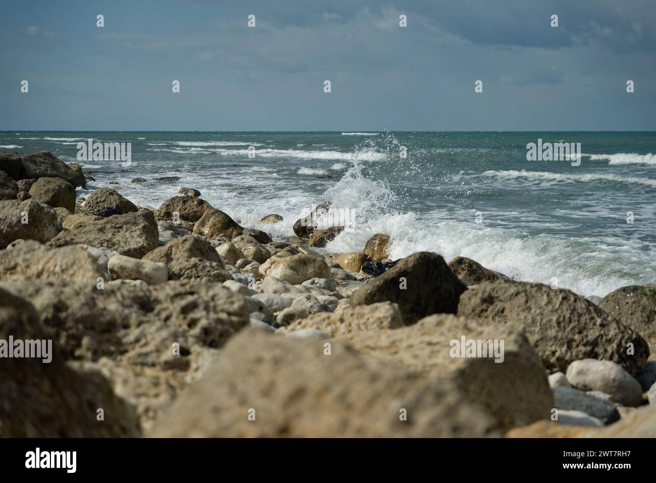 Wellen plätschern auf Felsen am Meer. Stockfoto