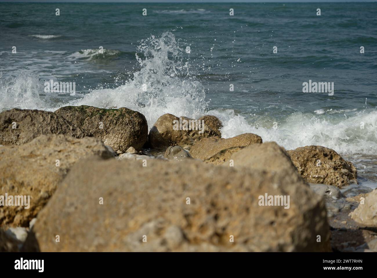 Wellen plätschern auf Felsen am Meer. Stockfoto