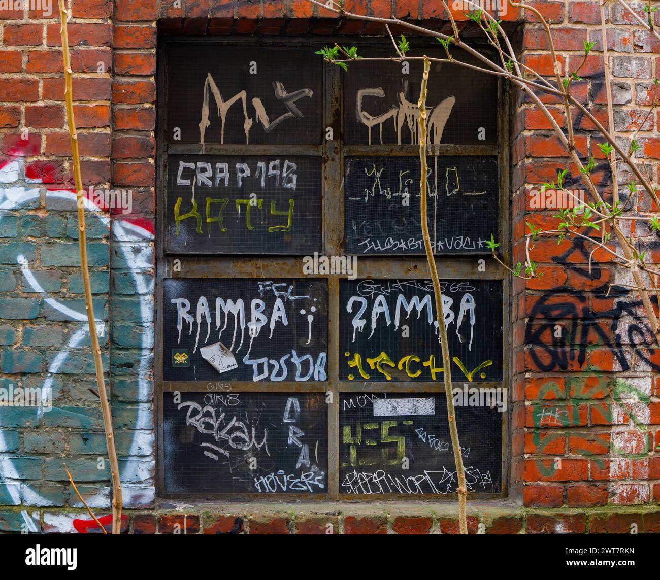 Graffiti Auf Einem Alten Fabrikfenster, Berlin-Treptow, Deutschland Stockfoto