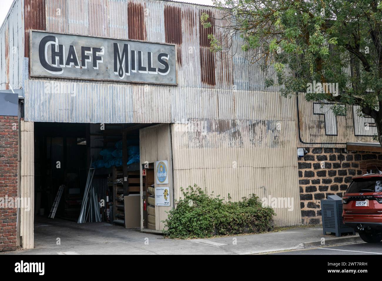 Stadtzentrum von Tanunda und historische Pfahlbauten einschließlich Schild mit Zinnfassade, Barossa Valley, South Australia, 2024 Stockfoto