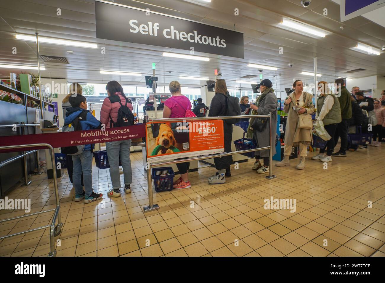 London, Vereinigtes Königreich 16. März 2024 . Lange Warteschlangen von Käufern an der Selbstkasse eines lokalen Sainsbury's Supermarktes in Wimbledon, Südwesten von London Sainsbury's hat technische Probleme mit der Lieferung nach Hause erlebt, da Kunden nicht in der Lage waren, kontaktlose Zahlungen zu leisten Guthaben: amer ghazzal/Alamy Live News Stockfoto