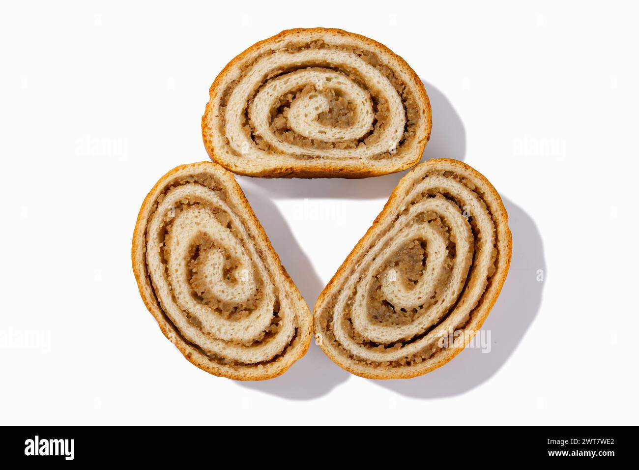 Genießen Sie drei Scheiben deutsches Nussbrot mit knusprigen Walnüssen und einer goldbraunen Kruste vor einem unberührten weißen Hintergrund Stockfoto