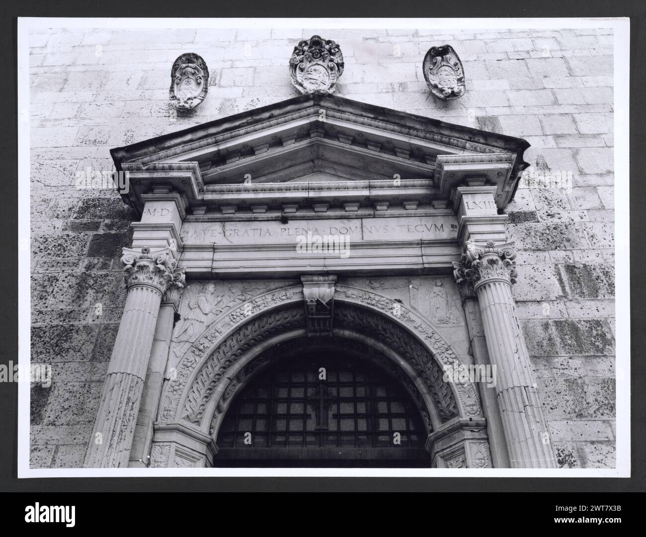 Marches Macerata Visso Santuario di Macereto. Hutzel, Max 1960-1990 Außenaufnahmen des Tempels und anderer Gebäude im Heiligtum-Komplex. Der Tempel ist im Stil von Bramante gehalten, wurde aber von Giovanni Battista da Lugano entworfen. Es gibt viele Fotos der äußeren architektonischen Details. Innenfotos zeigen den Gewölbe und die Kuppel sowie den „Tempietto“ oder Baldacchino im klassischen Stil, der unter der Kuppel steht. Objektnotizen: Hutzel Foto Kampagnennotizen sind undatiert. Der in Deutschland geborene Fotograf und Gelehrte Max Hutzel (1911–1988) fotografierte in Italien von den frühen 1960er Jahren bis zu seinem Tod Stockfoto
