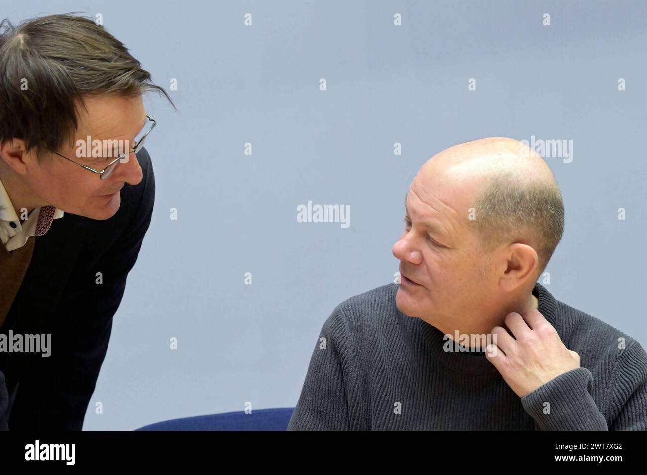 Karl Lauterbach und Olaf Scholz bei Beratungen im Rahmen einer Klausur des SPD-Parteivorstandes in der Landesvertretung Hamburg beim Bund. Berlin, 16.03.2024 *** Karl Lauterbach und Olaf Scholz bei einer Sitzung des SPD-Parteivorstands in der Hamburger Landesvertretung bei der Bundesregierung Berlin, 16 03 2024 Foto:XF.xKernx/xFuturexImagex spd_klausur_4346 Stockfoto