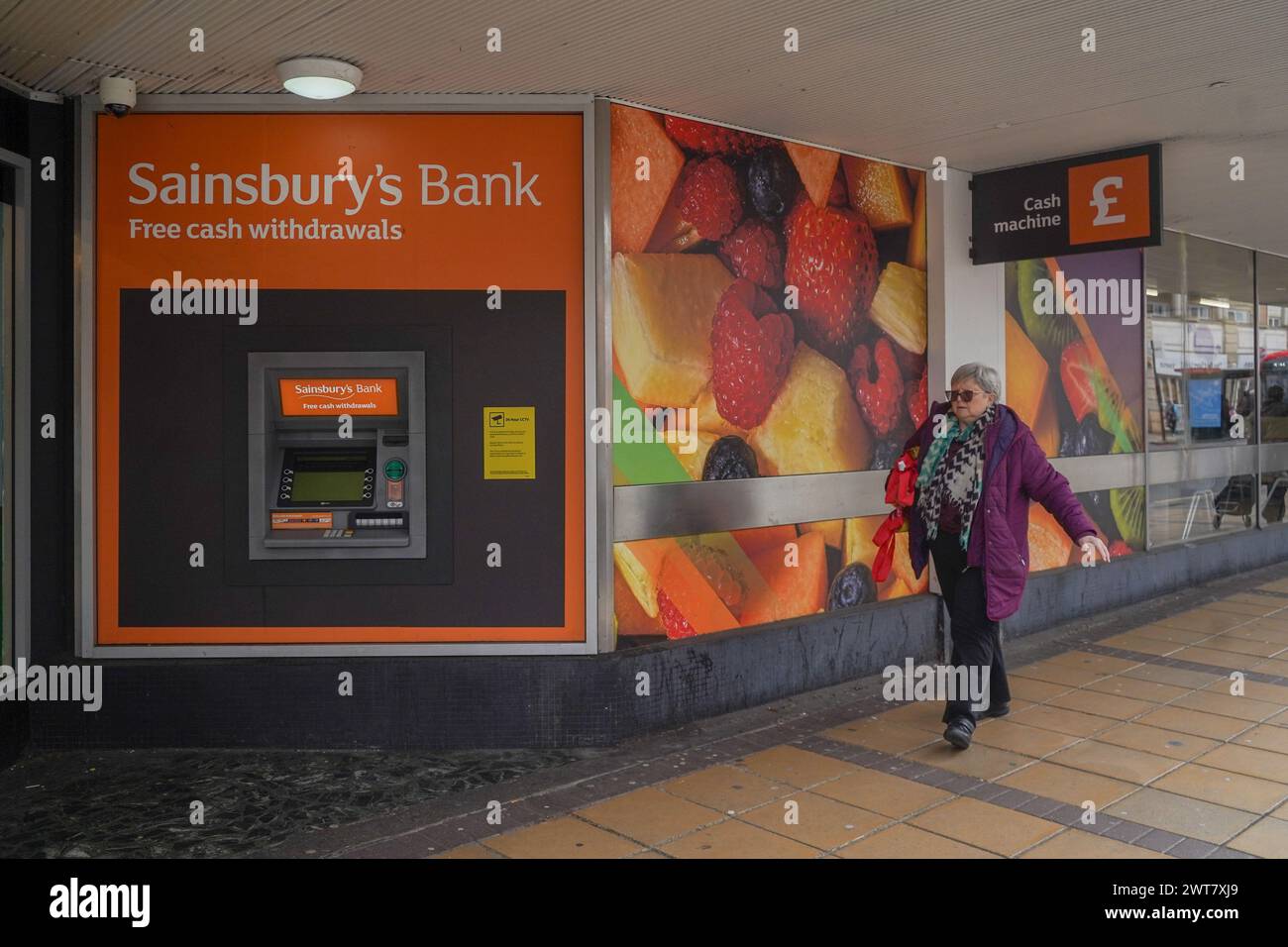 London, Vereinigtes Königreich 16. März 2024 . Ein Bargeldautomat der Sainsbury's Bank in Wimbledon im Südwesten Londons , der nicht verfügbar ist . Sainsbury's hat technische Probleme, die sich auf Lieferungen nach Hause auswirken, da Kunden keine kontaktlosen Zahlungen leisten konnten. Guthaben: amer ghazzal/Alamy Live News Stockfoto