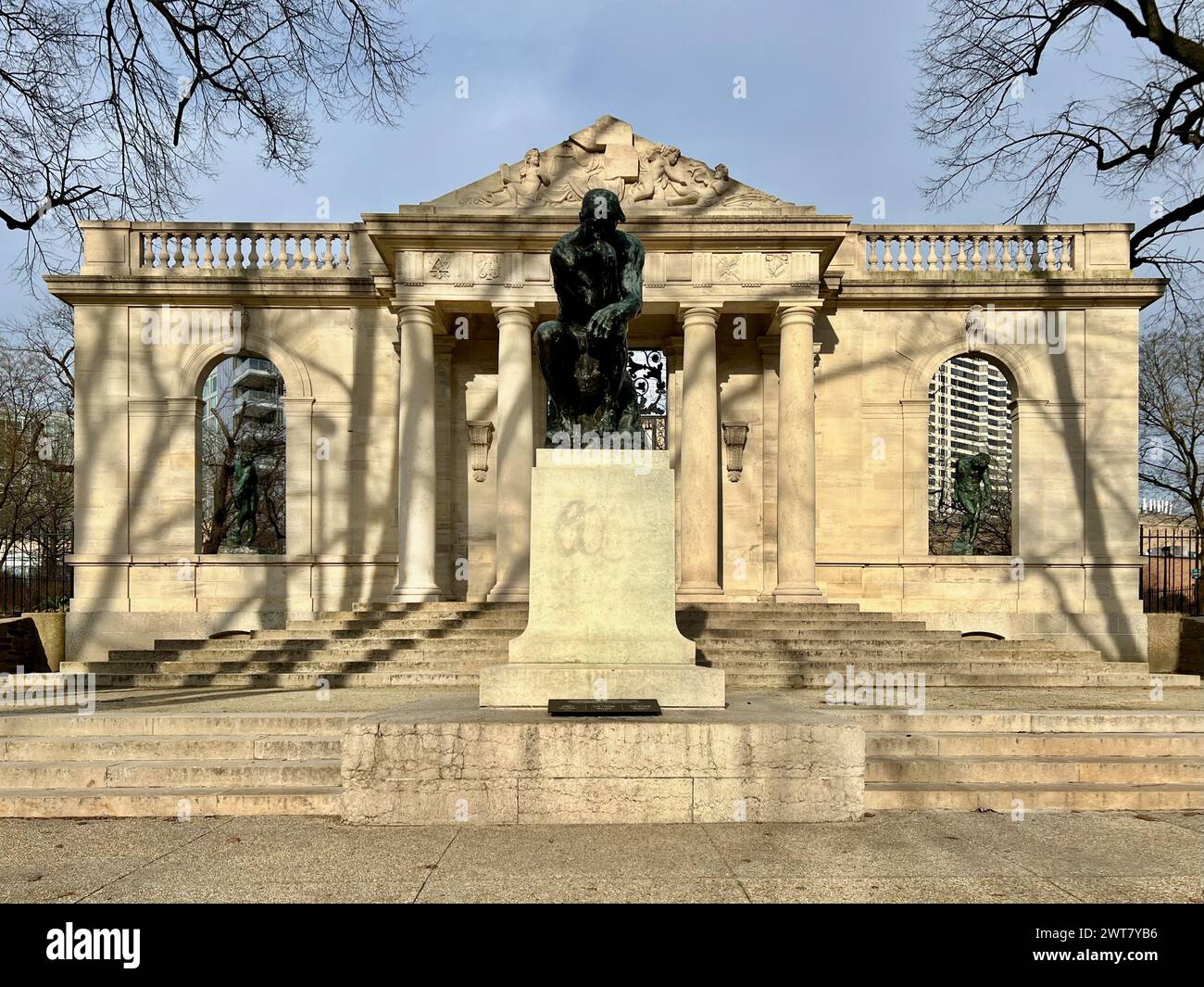 Die Thinker-Statue steht vor dem Rodin Museum auf dem Benjamin Franklin Parkway in Philadelphia. Stockfoto