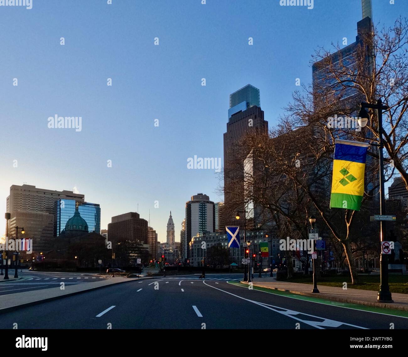 Center City Philadelphia, vom Logan Square entlang des Benjamin Franklin Parkway aus gesehen. Stockfoto