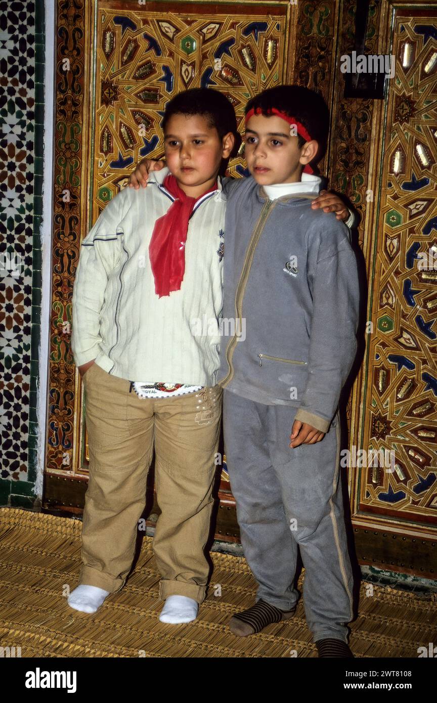 Meknes, Marokko. Schuljungen besuchen das Mausoleum von Moulay Ismail. Stockfoto