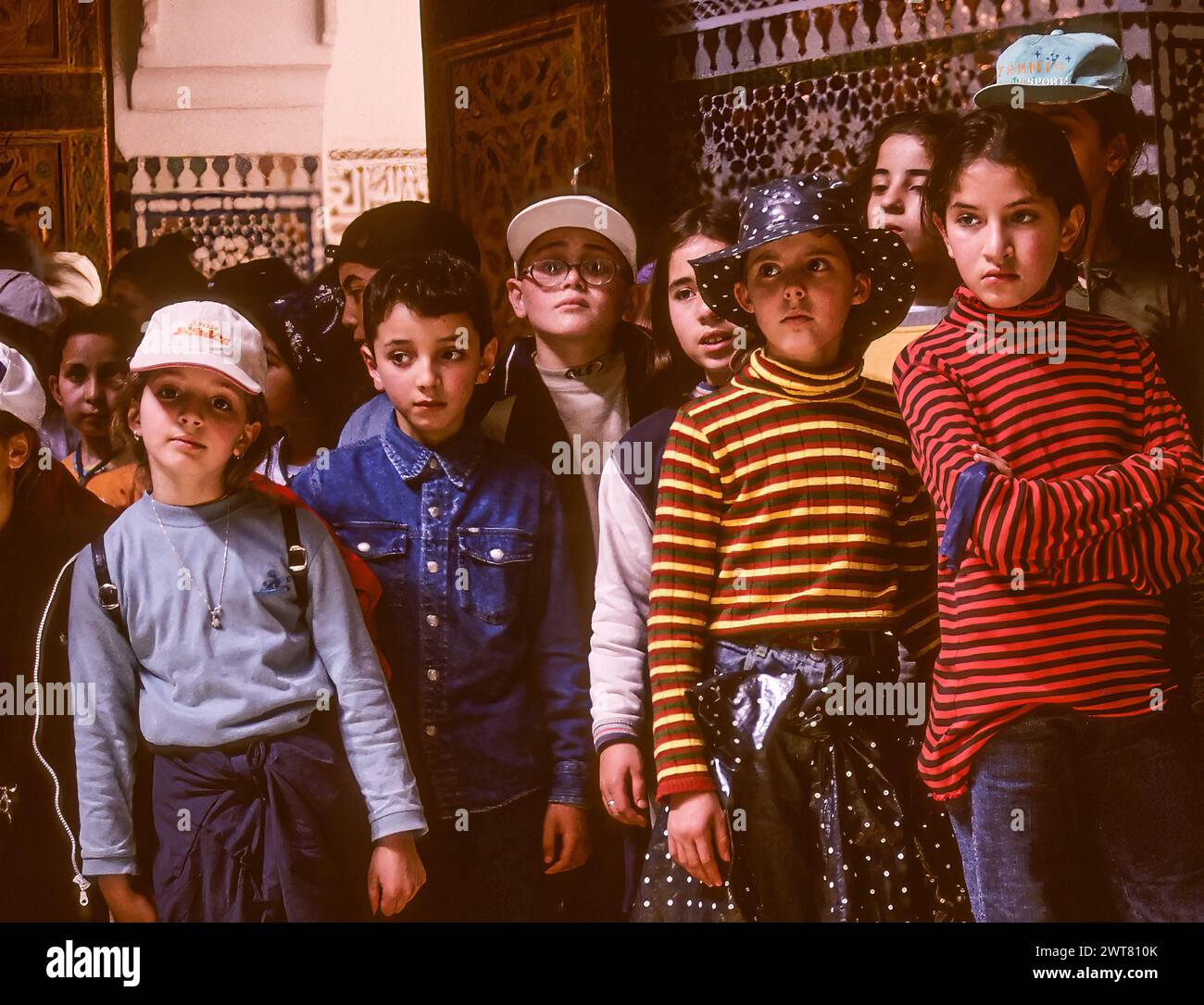 Meknes, Marokko. Schulkinder besuchen das Mausoleum von Moulay Ismail. Stockfoto