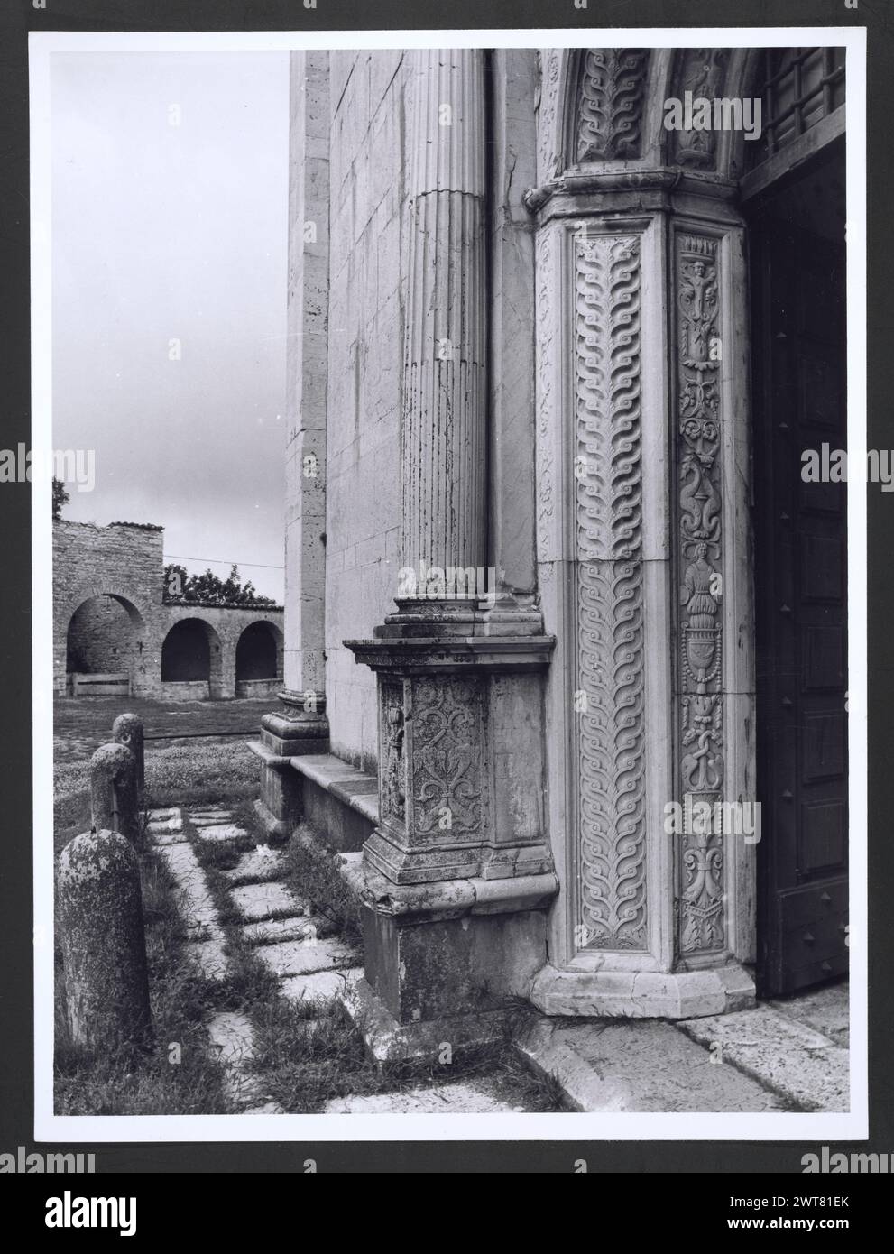 Marches Macerata Visso Santuario di Macereto1. Hutzel, Max 1960-1990 Außenaufnahmen des Tempels und anderer Gebäude im Heiligtum-Komplex. Der Tempel ist im Stil von Bramante gehalten, wurde aber von Giovanni Battista da Lugano entworfen. Es gibt viele Fotos der äußeren architektonischen Details. Innenfotos zeigen den Gewölbe und die Kuppel sowie den „Tempietto“ oder Baldacchino im klassischen Stil, der unter der Kuppel steht. Objektnotizen: Hutzel Foto Kampagnennotizen sind undatiert. Der in Deutschland geborene Fotograf und Gelehrte Max Hutzel (1911–1988) fotografierte in Italien von den frühen 1960er Jahren bis zu seinem Tod Stockfoto