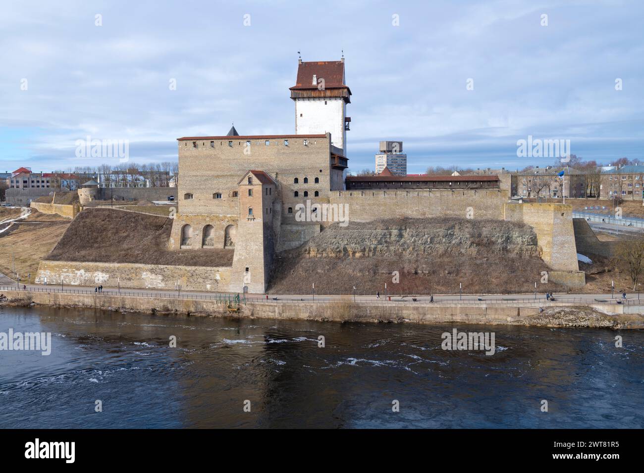 Blick auf das alte Schloss Hermann an einem sonnigen Märztag. Narva, Estland Stockfoto