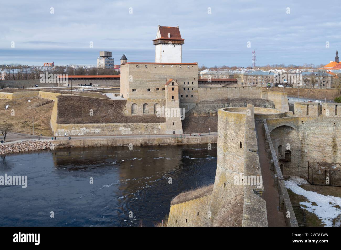 Blick auf die alte Herman-Burg von der Mauer der Festung Ivangorod an einem Märztag. Grenze zwischen Estland und Russland Stockfoto