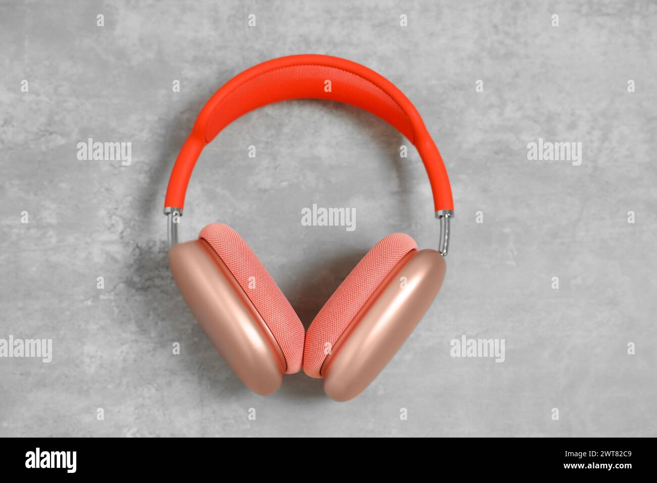 Elegante pinkfarbene Kopfhörer auf hellgrauem Tisch, Draufsicht Stockfoto