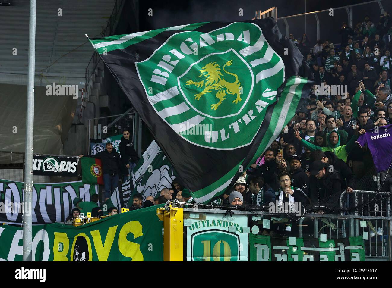 Bergamo, Italien. März 2024. Italien, Bergamo, 14. märz 2024: Anhänger von Sporting CP schwenken während des Fußballspiels Atalanta BC gegen Sporting CP, Europa League Runde 16 2nd Leg Gewiss Stadium (Credit Image: © Fabrizio Andrea Bertani/Pacific Press via ZUMA Press Wire) NUR ZUR REDAKTIONELLEN VERWENDUNG! Nicht für kommerzielle ZWECKE! Stockfoto