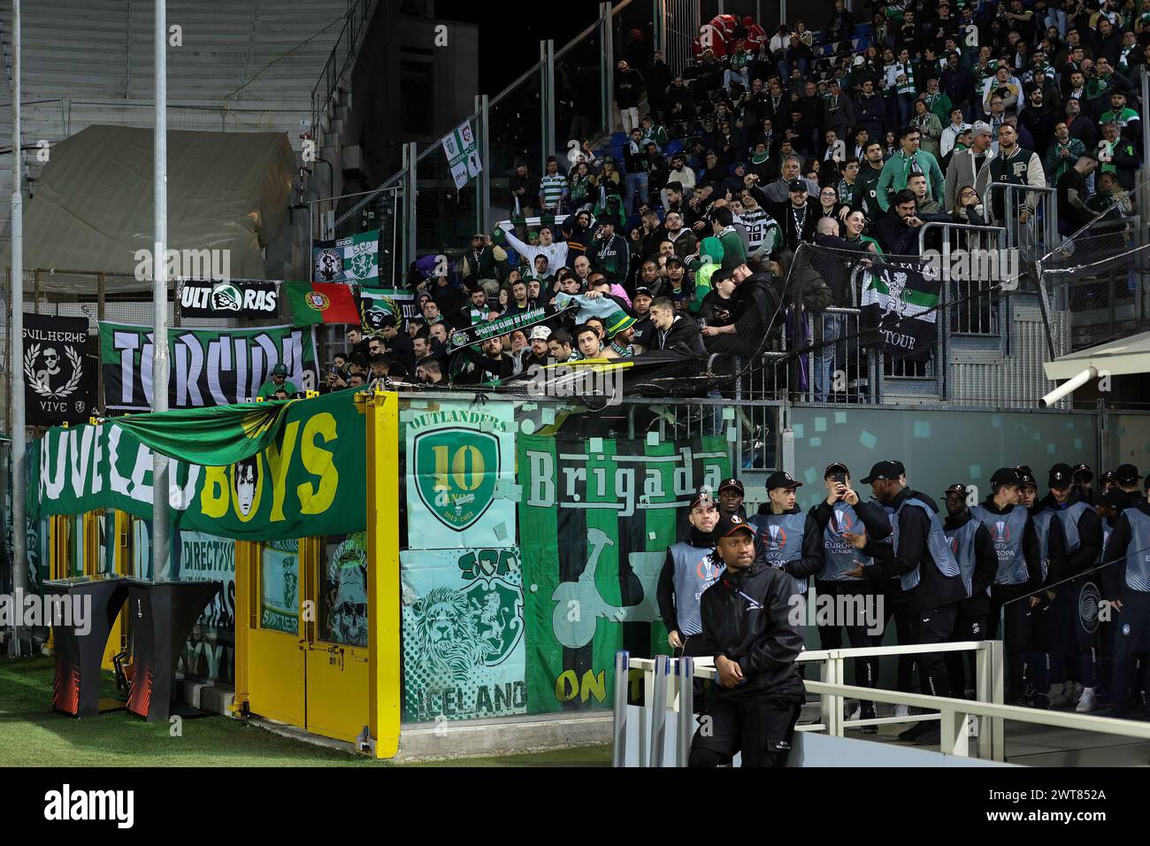 Bergamo, Italien. März 2024. Italien, Bergamo, 14. märz 2024: Anhänger von Sporting CP schwenken während des Fußballspiels Atalanta BC gegen Sporting CP, Europa League Runde 16 2nd Leg Gewiss Stadium (Credit Image: © Fabrizio Andrea Bertani/Pacific Press via ZUMA Press Wire) NUR ZUR REDAKTIONELLEN VERWENDUNG! Nicht für kommerzielle ZWECKE! Stockfoto