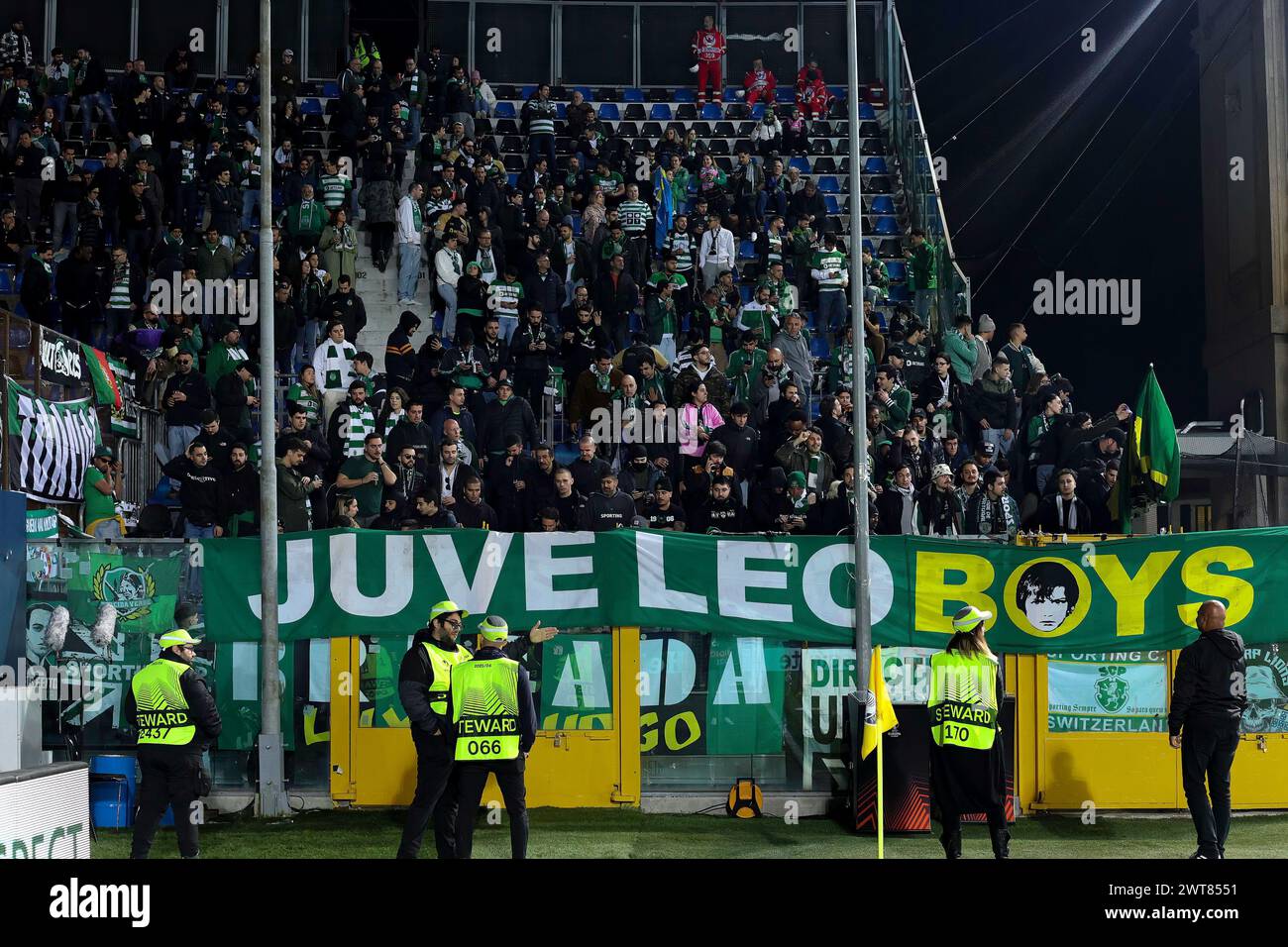 Bergamo, Italien. März 2024. Italien, Bergamo, 14. märz 2024: Anhänger von Sporting CP schwenken während des Fußballspiels Atalanta BC gegen Sporting CP, Europa League Runde 16 2nd Leg Gewiss Stadium (Credit Image: © Fabrizio Andrea Bertani/Pacific Press via ZUMA Press Wire) NUR ZUR REDAKTIONELLEN VERWENDUNG! Nicht für kommerzielle ZWECKE! Stockfoto