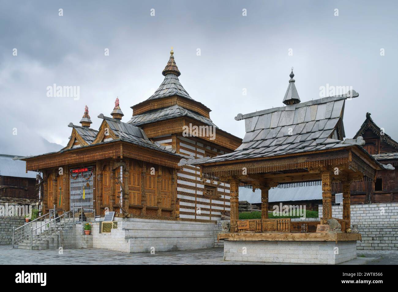 Der für Hindus wichtige Hindu-Mathi-Tempel liegt unter bewölktem Himmel hoch oben im Baspa-Tal des Himalaya in der kleinen Stadt Chitkul, Indien. Stockfoto