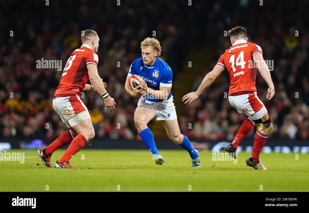 Der Italiener Louis Lynagh wird vom walisischen George North während des Guinness Six Nations-Spiels im Fürstentum-Stadion in Cardiff bekämpft. Bilddatum: Samstag, 16. März 2024. Stockfoto