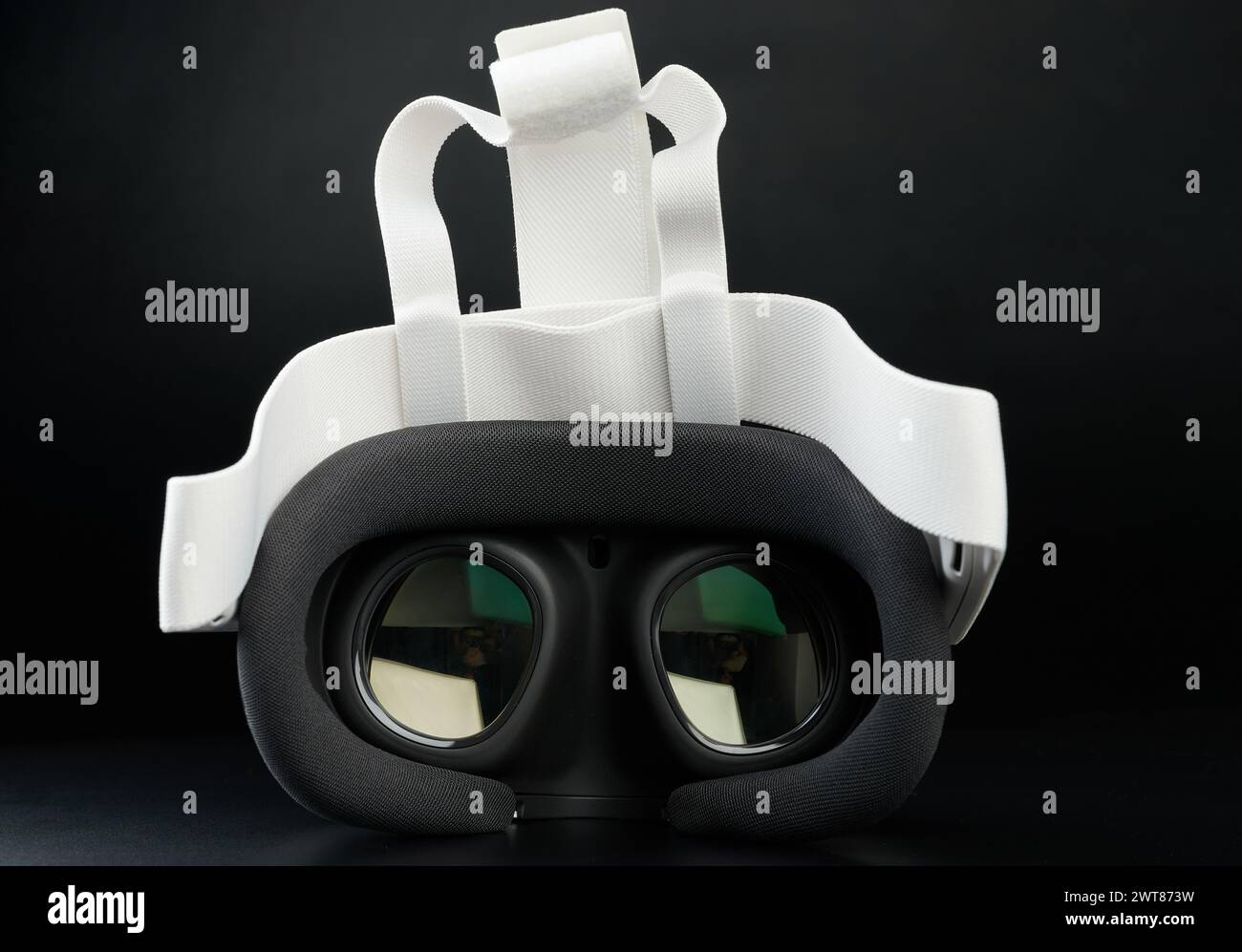 Objektiv am VR-Headset isoliert auf schwarzem Studiohintergrund Stockfoto