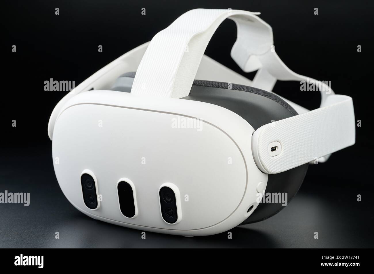Virtual-Reality-Helm isoliert auf schwarzem Studio-Hintergrund Stockfoto