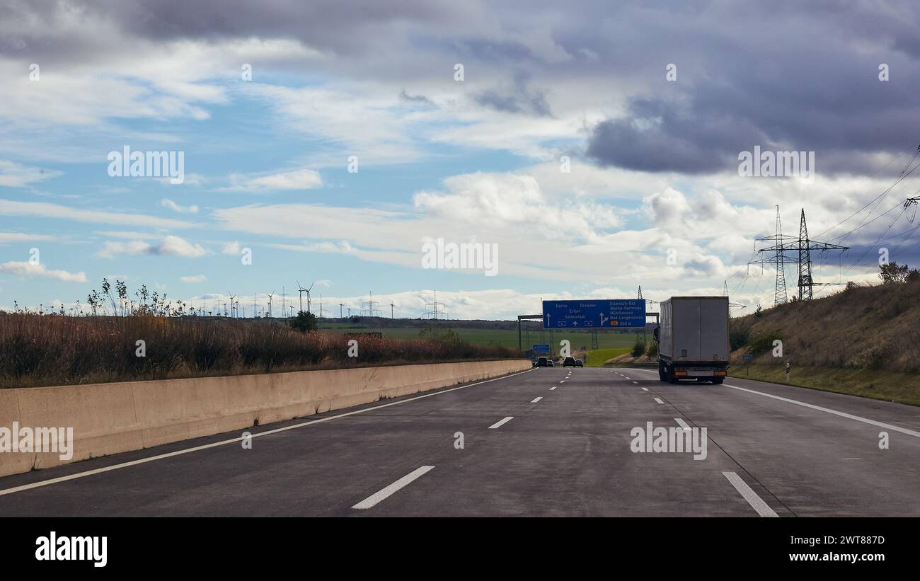 Blaue Straßenschilder und Autos auf der Herbstautobahn Stockfoto