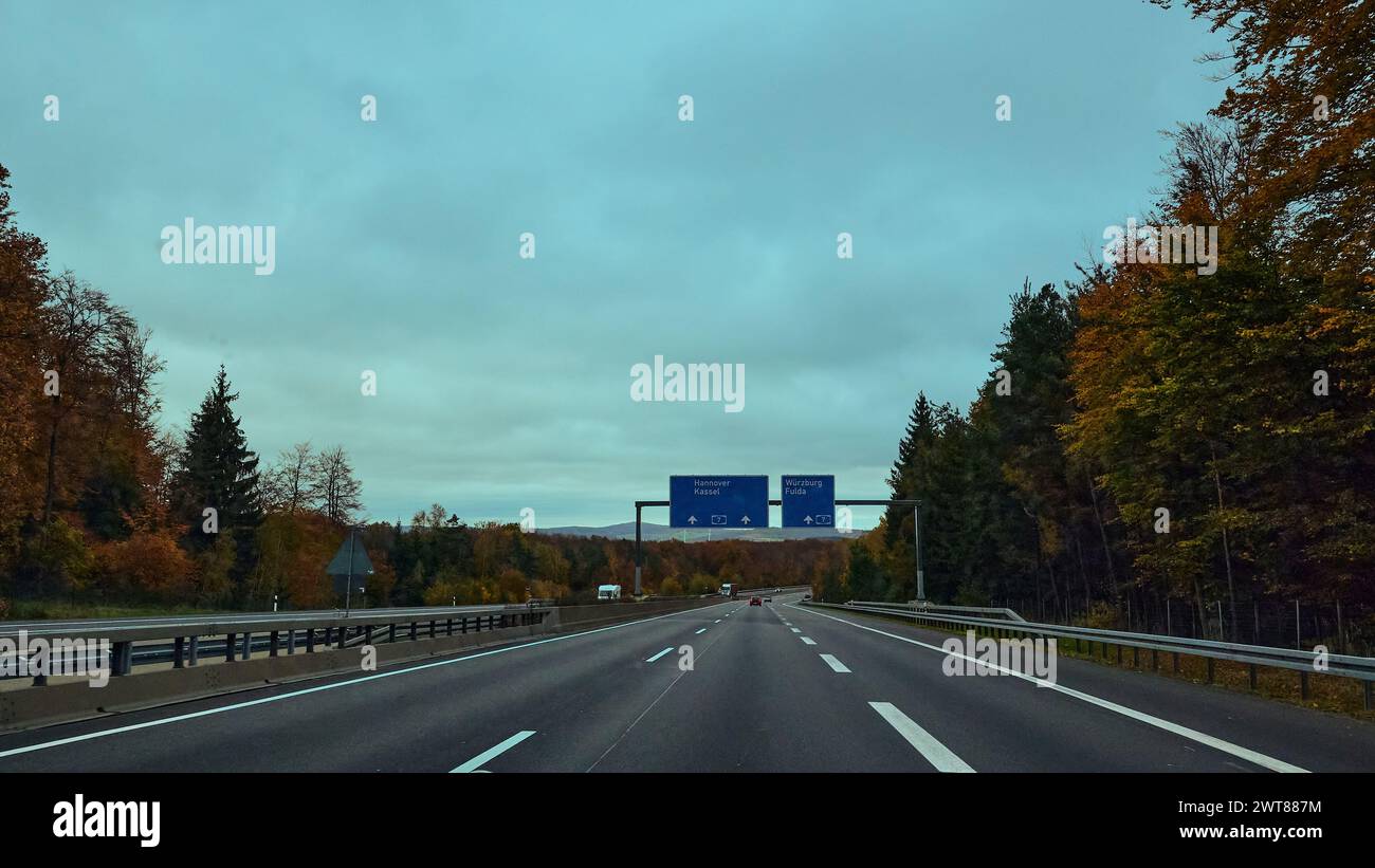 Blaue Straßenschilder auf der Herbstautobahn Stockfoto