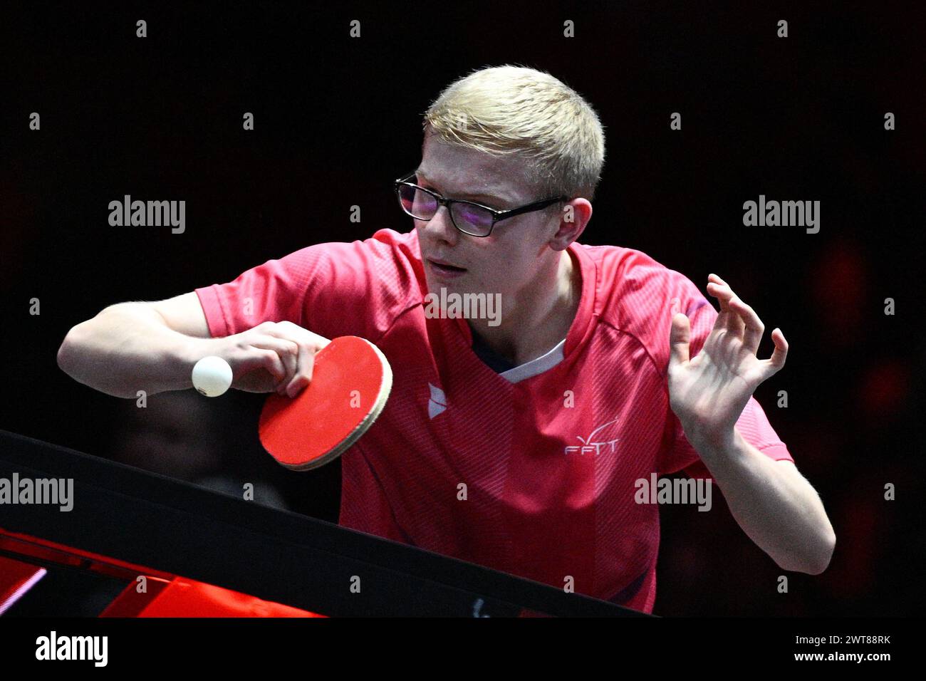 Singapur. März 2024. Felix Lebrun aus Frankreich trifft im Halbfinale der Männer gegen Wang Chuqin aus China beim World Table Tennis Singapore Smash 2024 in Singapur am 16. März 2024 zurück. Quelle: Dann Chih Wey/Xinhua/Alamy Live News Stockfoto