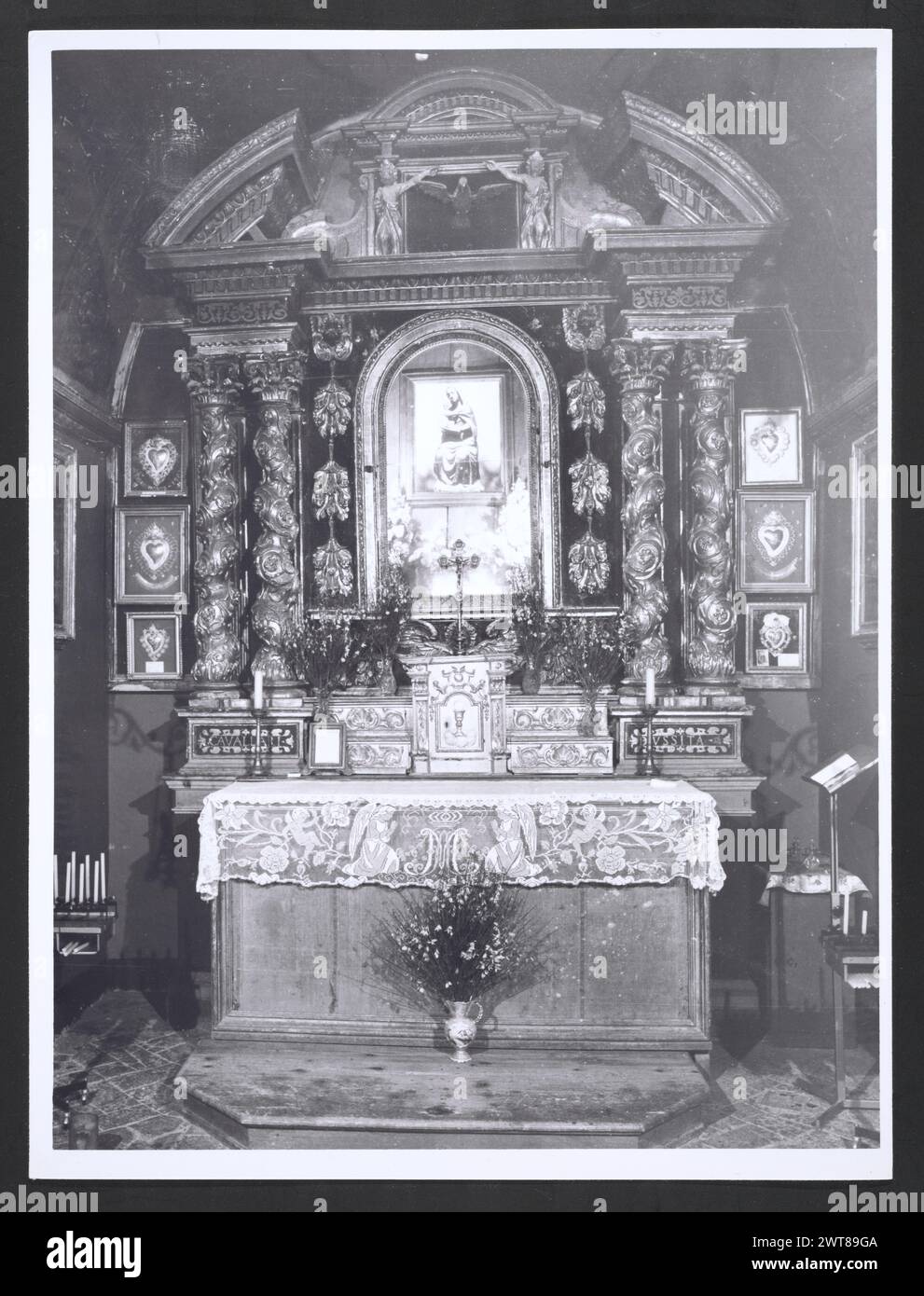 Marches Macerata Visso Santuario di Macereto0. Hutzel, Max 1960-1990 Außenaufnahmen des Tempels und anderer Gebäude im Heiligtum-Komplex. Der Tempel ist im Stil von Bramante gehalten, wurde aber von Giovanni Battista da Lugano entworfen. Es gibt viele Fotos der äußeren architektonischen Details. Innenfotos zeigen den Gewölbe und die Kuppel sowie den „Tempietto“ oder Baldacchino im klassischen Stil, der unter der Kuppel steht. Objektnotizen: Hutzel Foto Kampagnennotizen sind undatiert. Der in Deutschland geborene Fotograf und Gelehrte Max Hutzel (1911–1988) fotografierte in Italien von den frühen 1960er Jahren bis zu seinem Tod Stockfoto