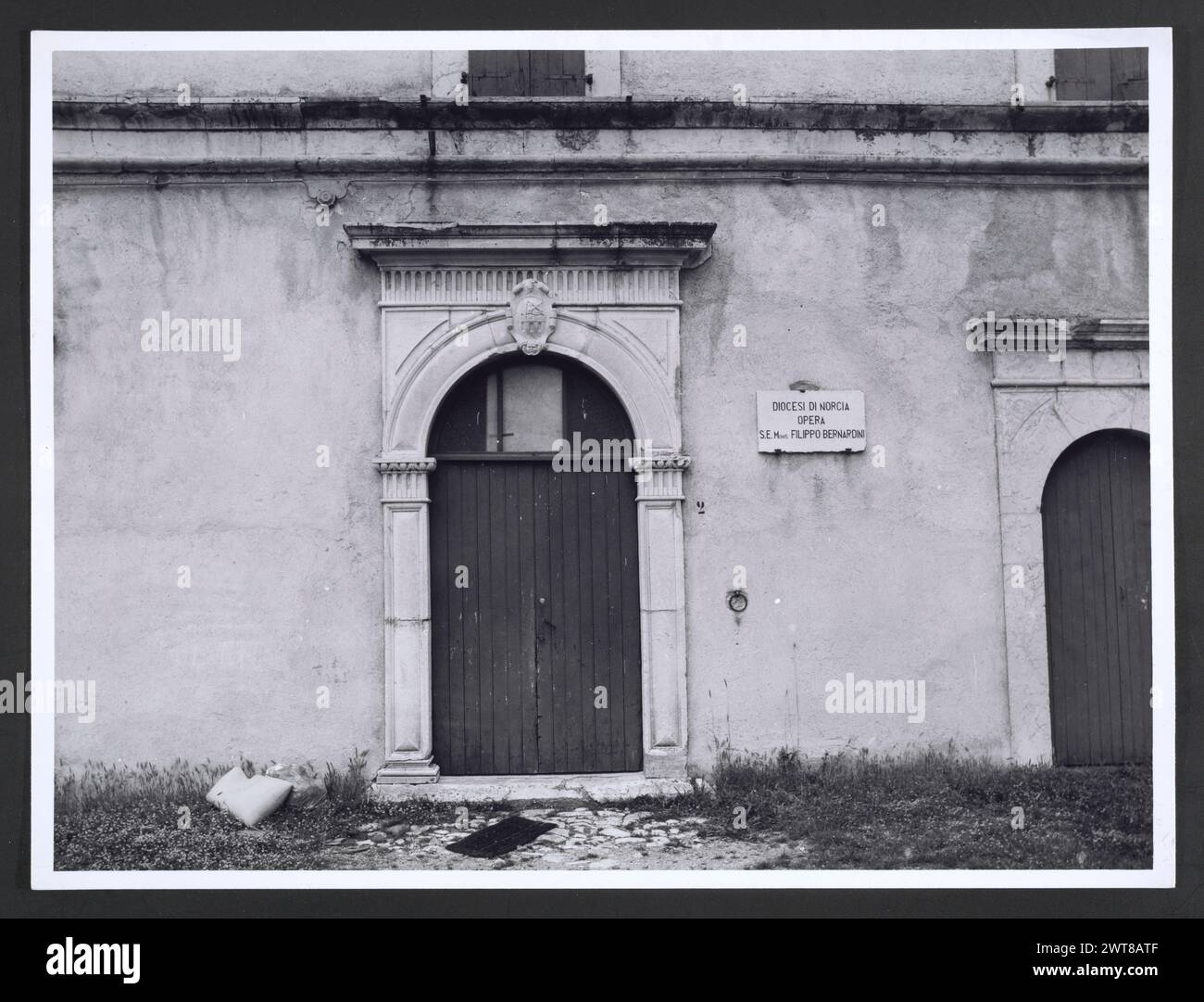 Marches Macerata Visso Santuario di Macereto5. Hutzel, Max 1960-1990 Außenaufnahmen des Tempels und anderer Gebäude im Heiligtum-Komplex. Der Tempel ist im Stil von Bramante gehalten, wurde aber von Giovanni Battista da Lugano entworfen. Es gibt viele Fotos der äußeren architektonischen Details. Innenfotos zeigen den Gewölbe und die Kuppel sowie den „Tempietto“ oder Baldacchino im klassischen Stil, der unter der Kuppel steht. Objektnotizen: Hutzel Foto Kampagnennotizen sind undatiert. Der in Deutschland geborene Fotograf und Gelehrte Max Hutzel (1911–1988) fotografierte in Italien von den frühen 1960er Jahren bis zu seinem Tod Stockfoto