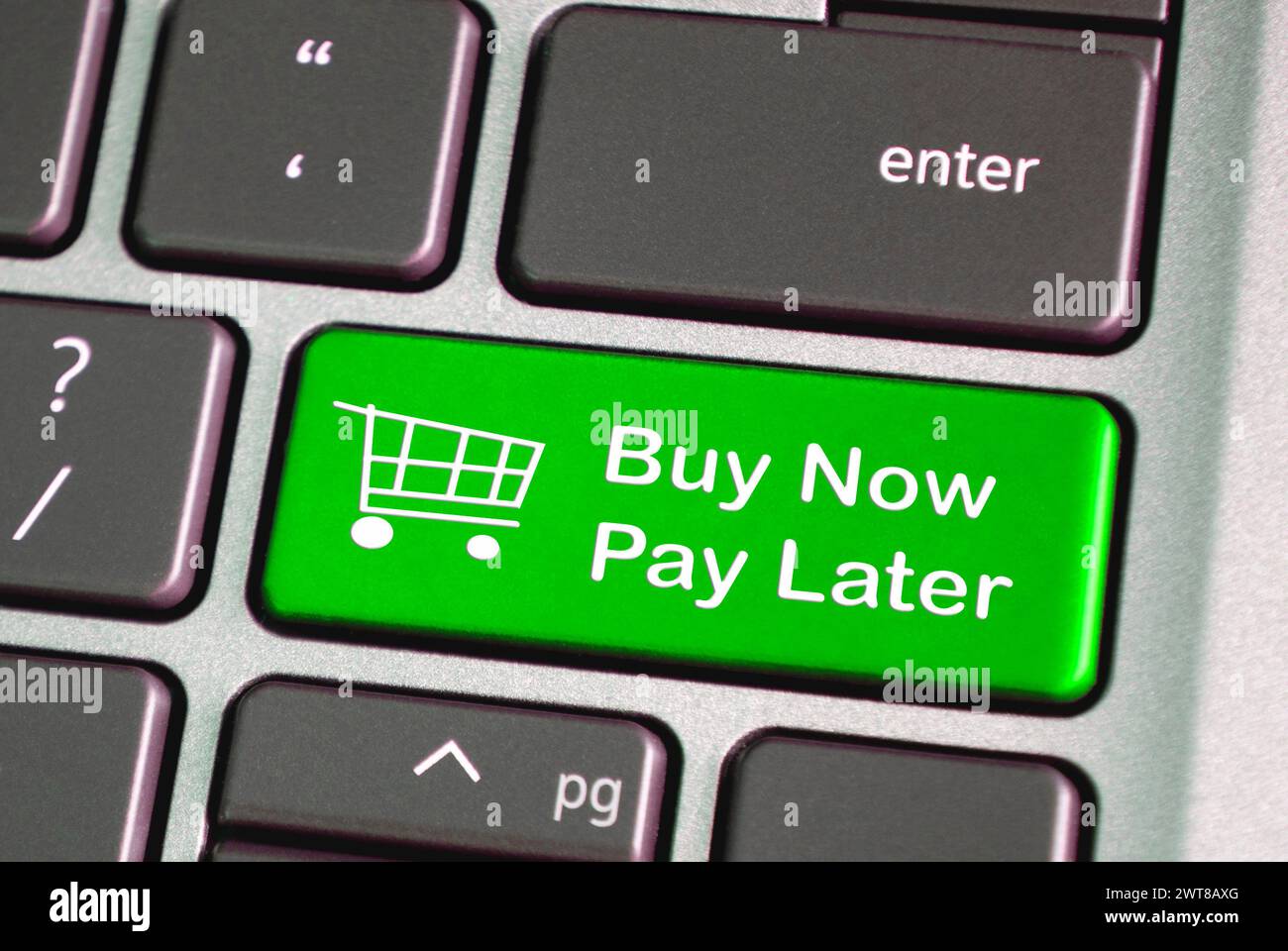Jetzt kaufen, später bezahlen Text auf grüner Laptop-Tastatur. Business- und Online-Shopping-Konzept Stockfoto