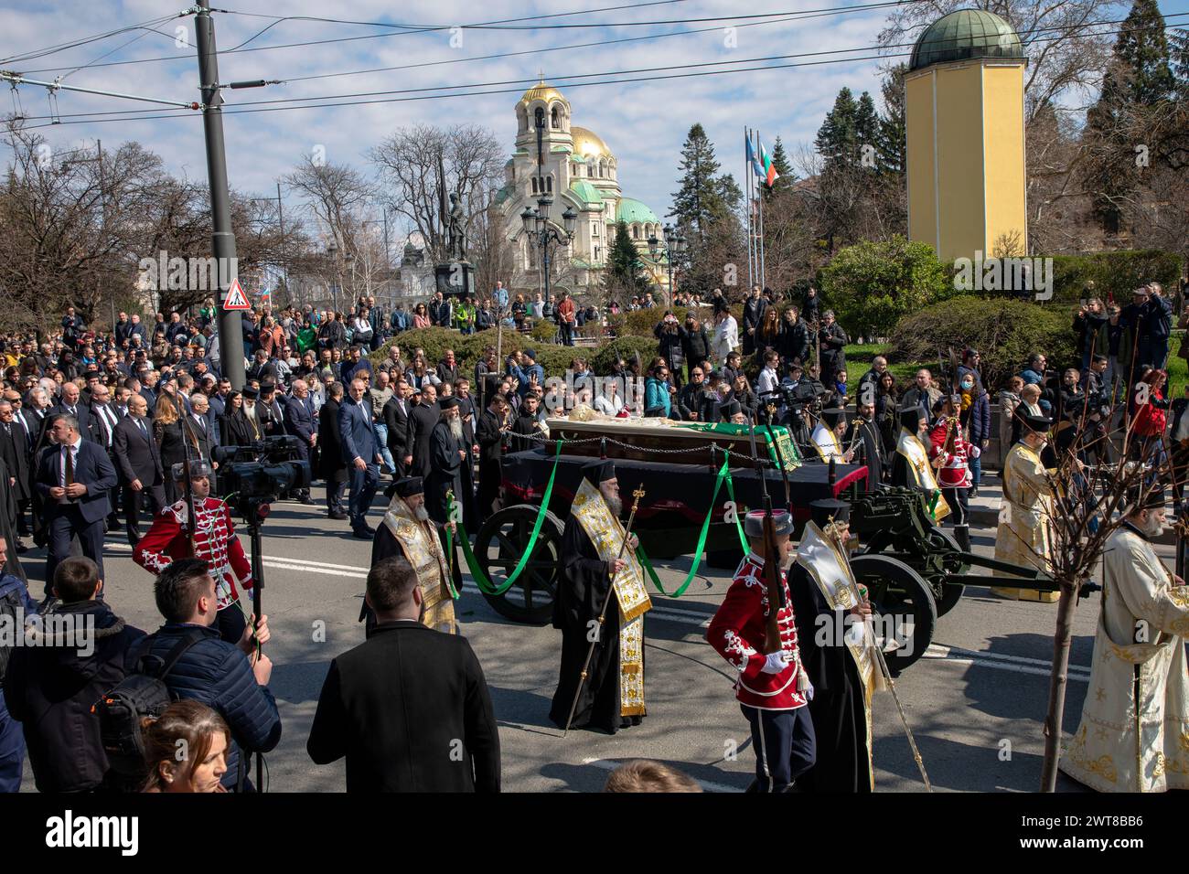 Sofia, Bulgarien, 16. März 2024: Beamte folgen dem Sarg der bulgarischen orthodoxen Kirche des verstorbenen bulgarischen Patriarchen und Metropoliten Bischofs von Sofia ne Stockfoto