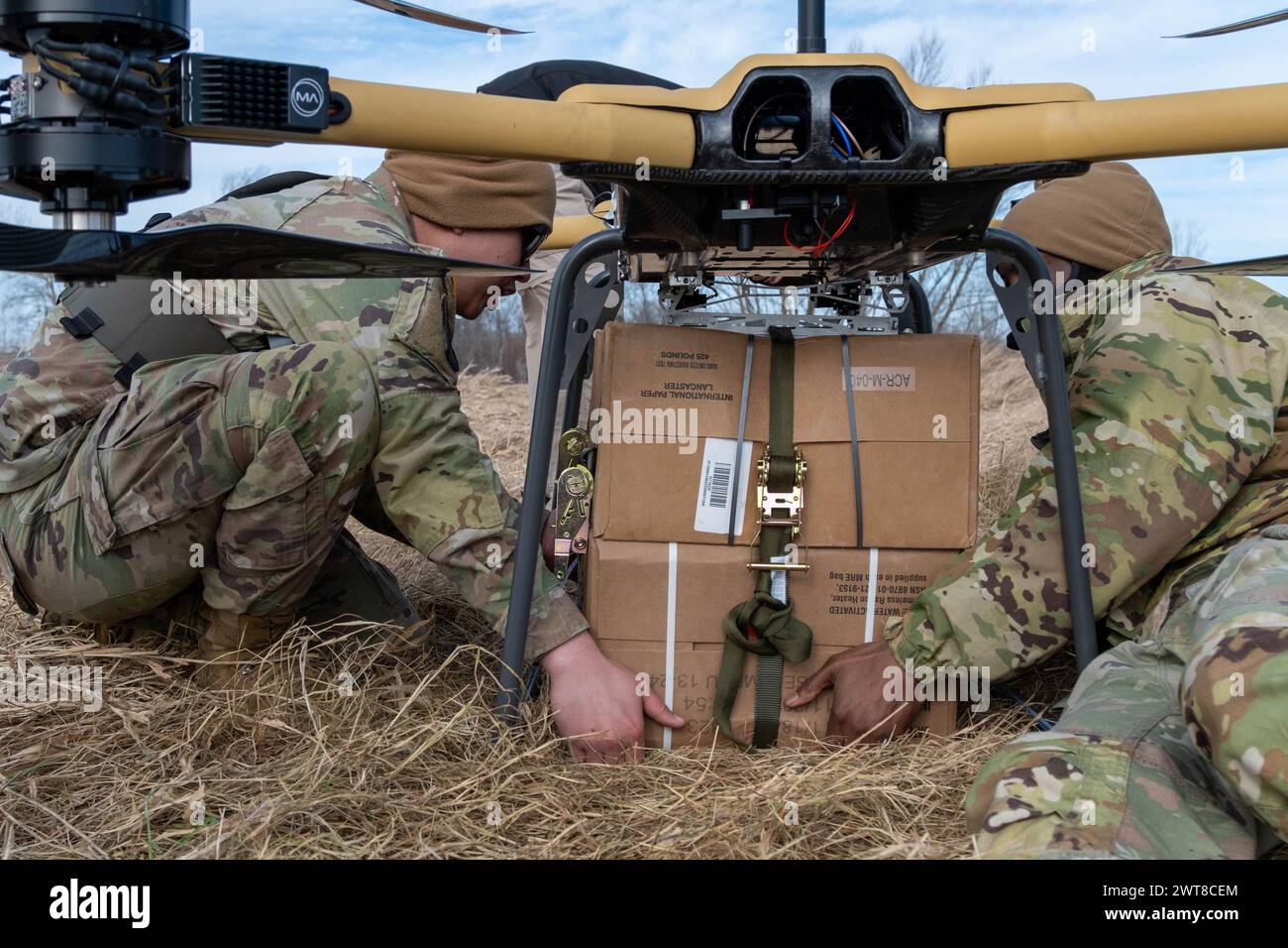 Fort Drum, Usa. März 2024. Soldaten der US-Armee von der 10. Mountain Division sichern sich während der Ausbildung in Fort Drum, New York, am 5. März 2024, ein Bündel von Mahlzeiten, die verzehrfertig für ein Tactical ReSupply Vehicle TRV 150, geliefert werden. Die neuen Stromdrohnen können bis zu 440 kg Nutzlast bei Schlachtfeldbedingungen liefern. Quelle: SFC Neysa Canfield/U.S. Army/Alamy Live News Stockfoto