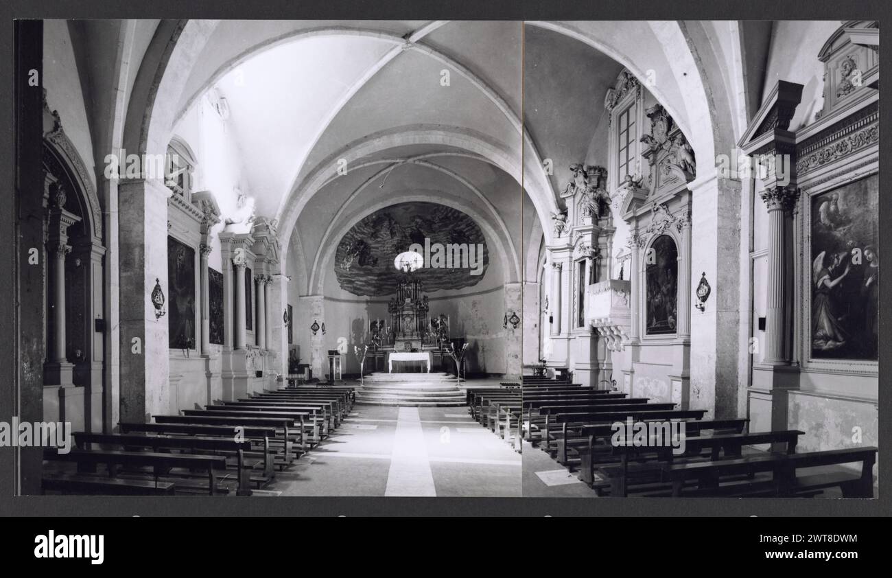 Abruzzen L'Aquila Tagliacozzo SS. Cosma e Damiano2. Hutzel, Max 1960-1990 Außenansicht: Fassade (15. Jahrhundert), Portal zum Innenhof (1452), Fassadenportale und Fenster. Innenansicht: Rippengewölbe, barocke Altäre an den Seiten der kreuzförmigen Kirche, Apsfresko, vergoldetes barockes Tabernakel in Form eines Tempels (18. Jahrhundert), Tabernakelstatuen, Kanzel, Orsini-Wappen, Details von Altargemälden und das Grab von General Conte Resta. Der in Deutschland geborene Fotograf und Gelehrte Max Hutzel (1911–1988) fotografierte in Italien von den frühen 1960er Jahren bis zu seinem Tod. Das Ergebnis Stockfoto