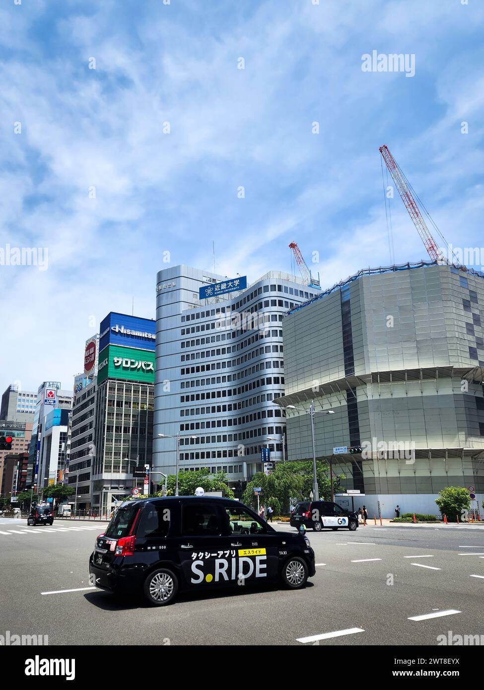 Tokio, Japan - modernes Design-Taxi im japanischen Stadtbild Stockfoto
