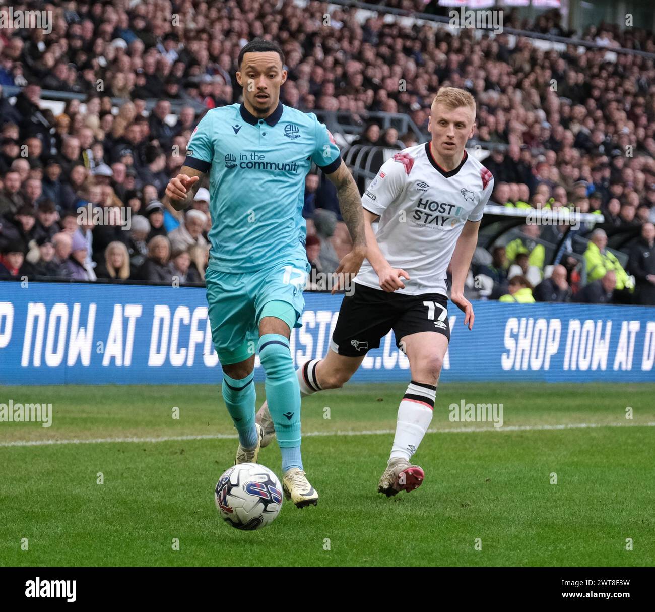 Pride Park, Derby, Derbyshire, Großbritannien. März 2024. League One Football, Derby County gegen Bolton Wanderers; Josh Dacres Cogley von Bolton Wanderers läuft mit dem Ball unter Druck von Louie Sibley aus Derby County Credit: Action Plus Sports/Alamy Live News Stockfoto