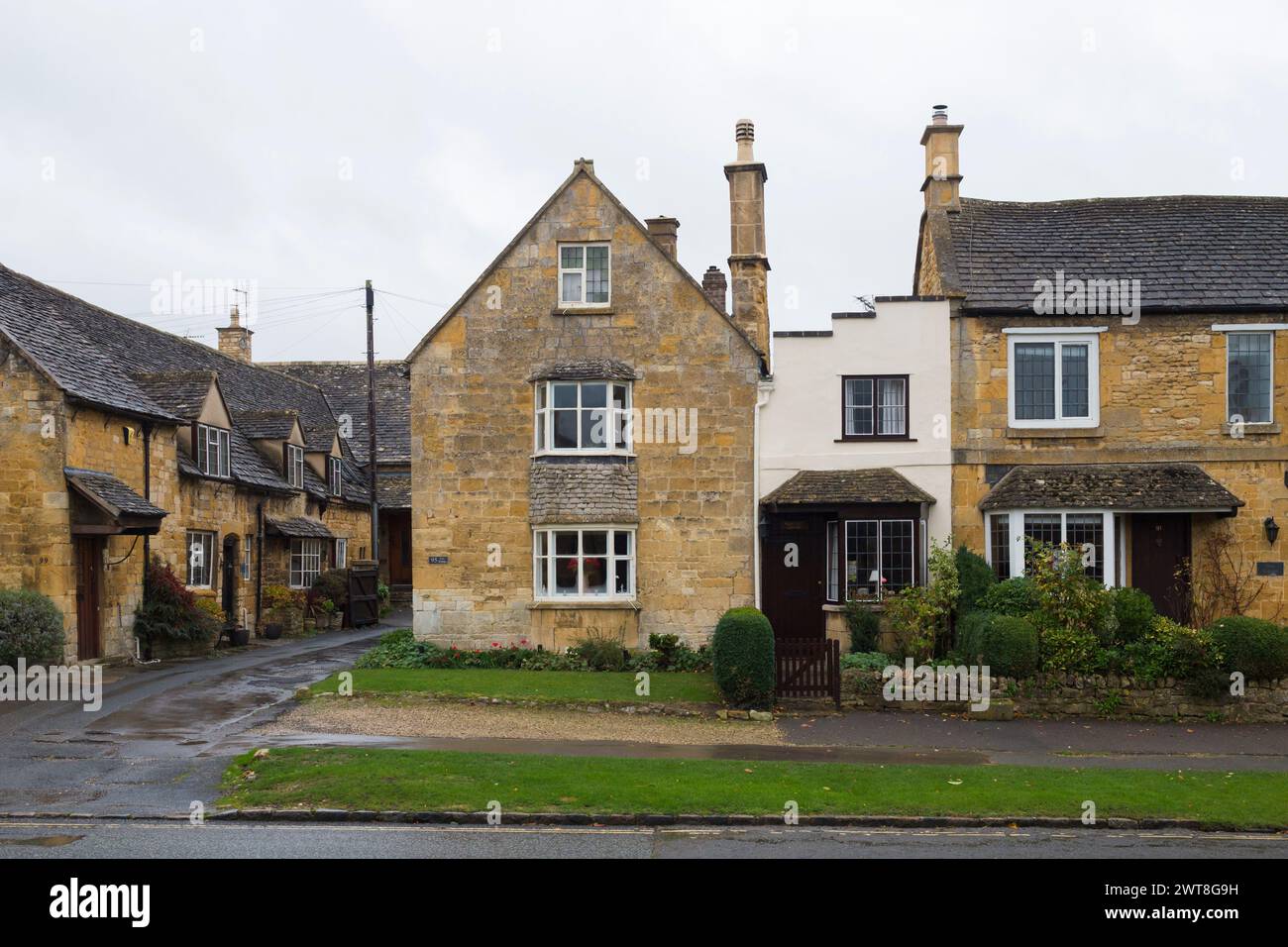Alte terrassierte Steinhäuser an der High Street, Broadway in den Cotswolds, Worcestershire, Großbritannien. Stockfoto