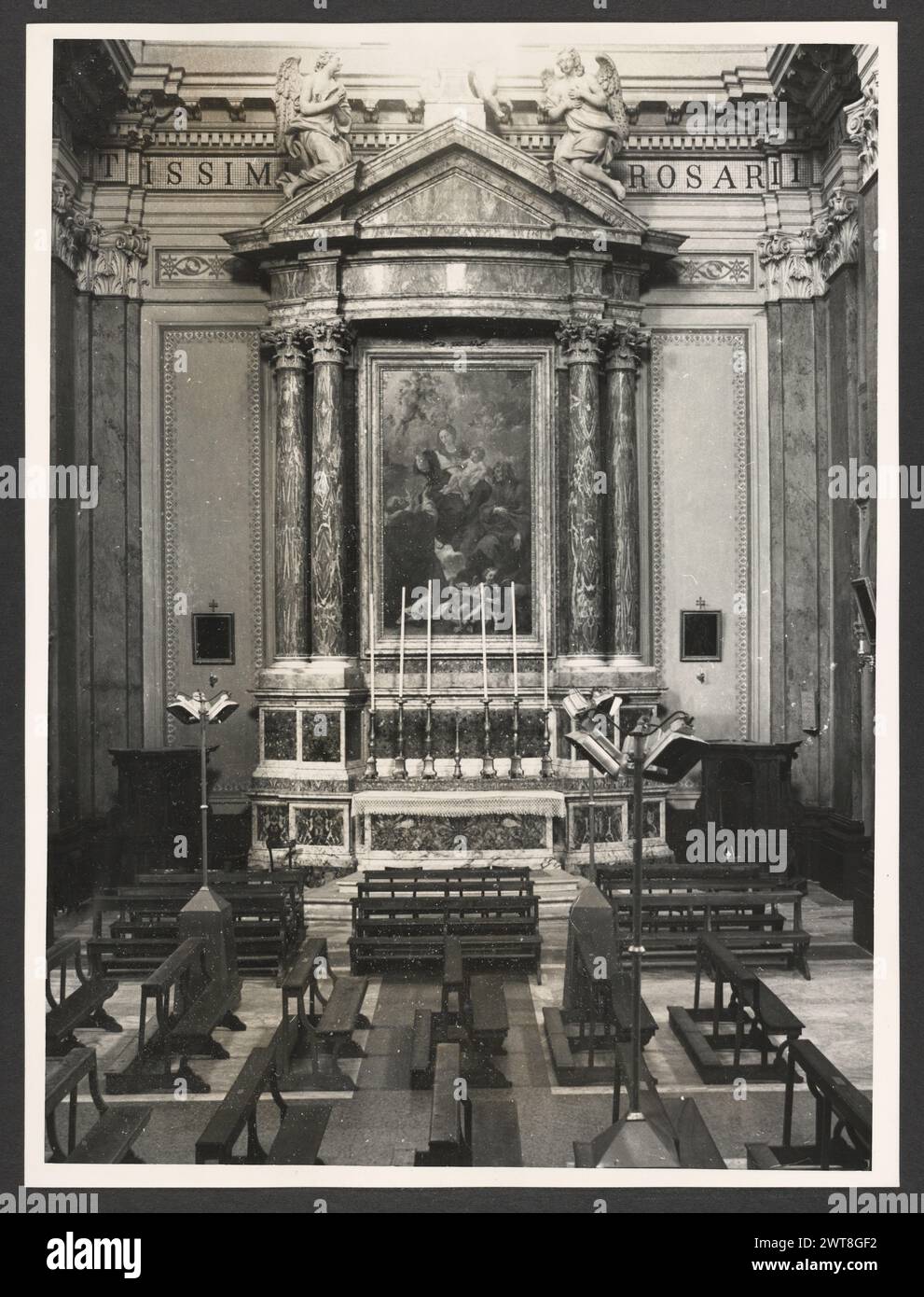Lazio Viterbo Ronciglione Ss. Pietro e Caterina2. Hutzel, Max 1960-1990 postmittelalterliche Architektur, Skulptur, Tabernakel, Malerei, Deckenfresken. Der Dom ist ein barockes Gebäude nach einem Entwurf von Pietro da Cortona. Die Fassade wurde im 17. Jahrhundert von Carlo Rainaldi (1671–1695) renoviert, und der campanile wurde 1734 hinzugefügt. Auf einem Queraltar befindet sich ein Triptychon des Erlösers, das Christus, die Jungfrau und den Heiligen Johannes darstellt. Das Triptychon von Gabriele di Francesco von Viterbo stammt aus dem 15. Jahrhundert. Direkt über dem Altar befindet sich ein Gemälde der Himmelfahrt von Francesco TR Stockfoto