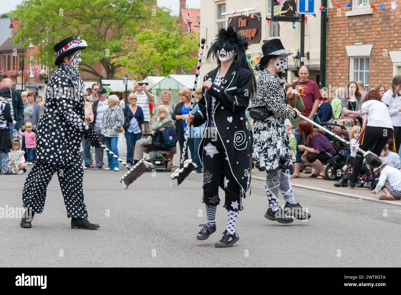 Pig Dyke molly Tänzer tanzen auf der Straße beim Southwell Folk Festival Stockfoto