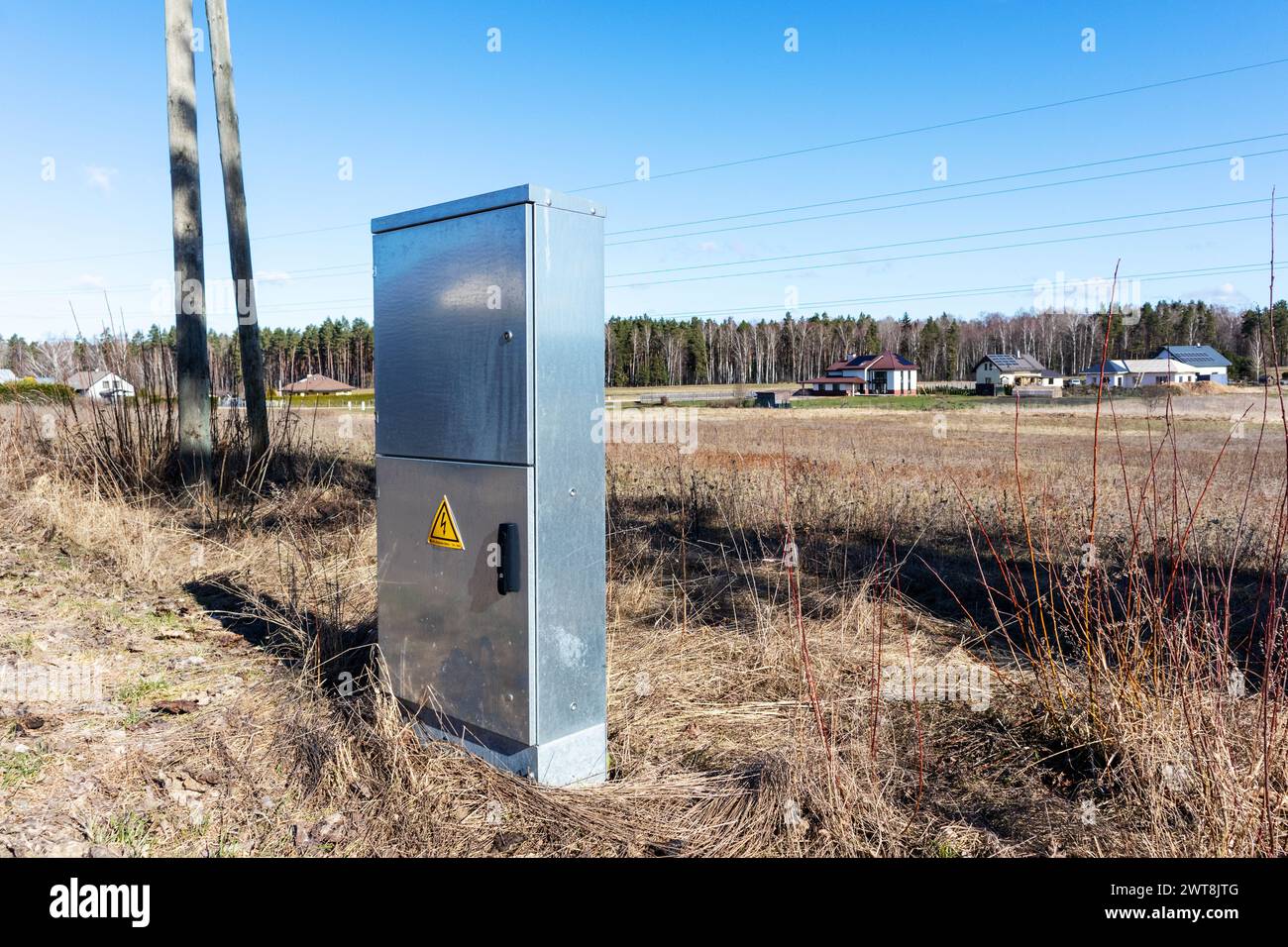 Elektrischer Verteilerkasten aus Metall auf Feldhintergrund Stockfoto