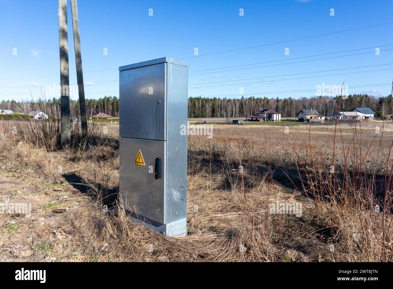Elektrischer Verteilerkasten aus Metall auf Feldhintergrund Stockfoto