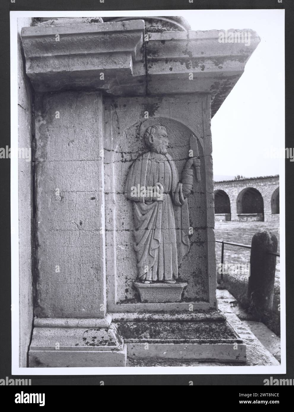 Marches Macerata Visso Santuario di Macereto1. Hutzel, Max 1960-1990 Außenaufnahmen des Tempels und anderer Gebäude im Heiligtum-Komplex. Der Tempel ist im Stil von Bramante gehalten, wurde aber von Giovanni Battista da Lugano entworfen. Es gibt viele Fotos der äußeren architektonischen Details. Innenfotos zeigen den Gewölbe und die Kuppel sowie den „Tempietto“ oder Baldacchino im klassischen Stil, der unter der Kuppel steht. Objektnotizen: Hutzel Foto Kampagnennotizen sind undatiert. Der in Deutschland geborene Fotograf und Gelehrte Max Hutzel (1911–1988) fotografierte in Italien von den frühen 1960er Jahren bis zu seinem Tod Stockfoto