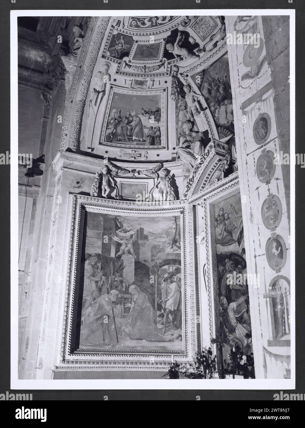 Marches Macerata Visso Santuario di Macereto6. Hutzel, Max 1960-1990 Außenaufnahmen des Tempels und anderer Gebäude im Heiligtum-Komplex. Der Tempel ist im Stil von Bramante gehalten, wurde aber von Giovanni Battista da Lugano entworfen. Es gibt viele Fotos der äußeren architektonischen Details. Innenfotos zeigen den Gewölbe und die Kuppel sowie den „Tempietto“ oder Baldacchino im klassischen Stil, der unter der Kuppel steht. Objektnotizen: Hutzel Foto Kampagnennotizen sind undatiert. Der in Deutschland geborene Fotograf und Gelehrte Max Hutzel (1911–1988) fotografierte in Italien von den frühen 1960er Jahren bis zu seinem Tod Stockfoto