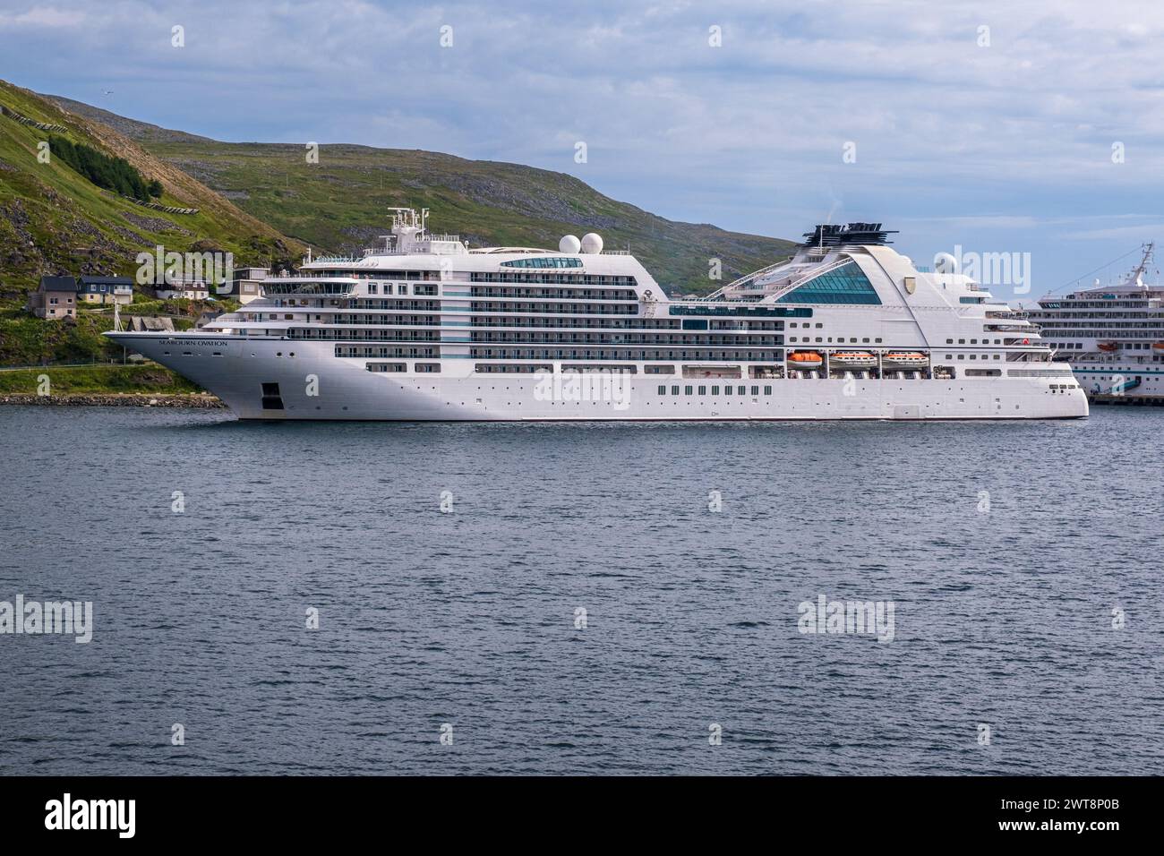 Honningsvag, Norwegen - 15. Juli 2023: Seabourn Ovation Kreuzfahrtschiff im Dorf Honningsvag im Norden Norwegens Stockfoto