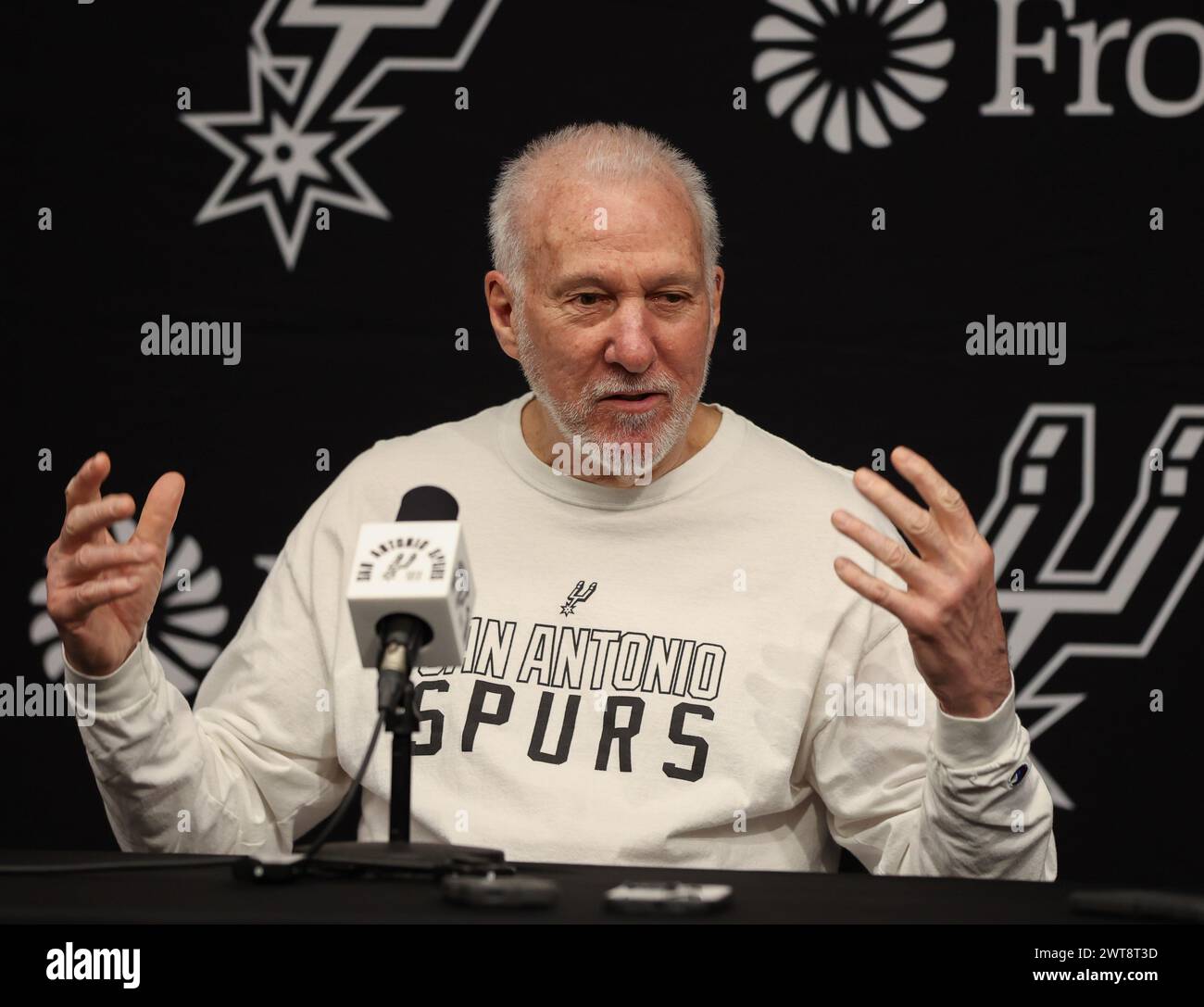 15. März 2024: Gregg Popovich, Cheftrainer der San Antonio Spurs, spricht vor einem NBA-Spiel zwischen den San Antonio Spurs und den Denver Nuggets am 15. März 2024 vor den Medien. Das Spiel ist Teil der I-35-Serie, die jetzt im zweiten Jahr stattfindet, in der die Spurs zwei Heimspiele in Austin im Moody Center der University of Texas spielen. (Kreditbild: © Scott Coleman/ZUMA Press Wire) NUR REDAKTIONELLE VERWENDUNG! Nicht für kommerzielle ZWECKE! Stockfoto