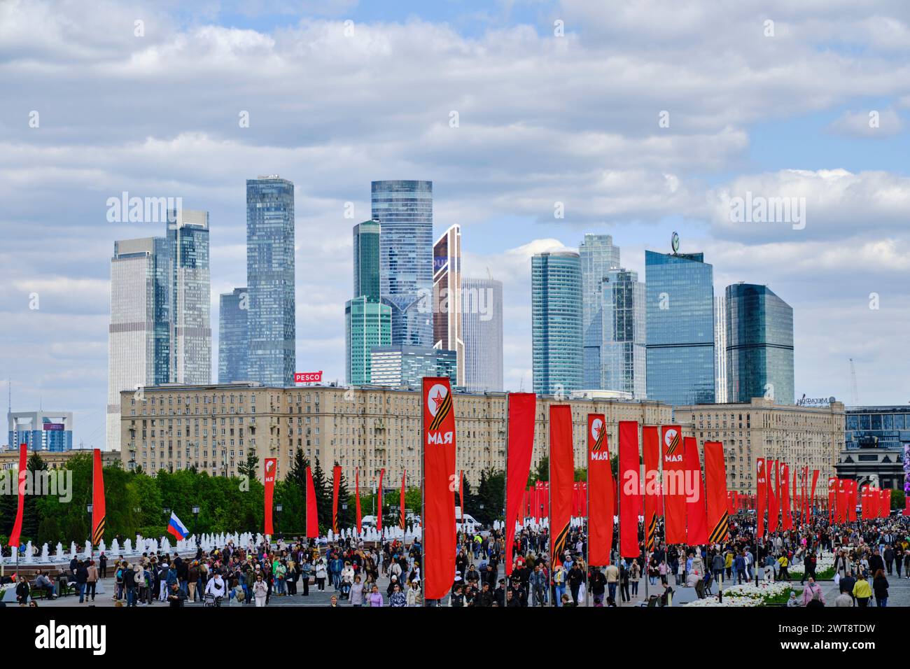 Moskau, Russland 09. Mai 2023. Poklonnaya Gora ist mit roten Fahnen auf dem Hintergrund von Moskau-Stadt verziert Stockfoto