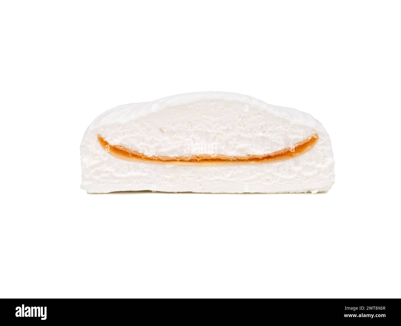 Hälfte Marshmallow mit orangener Füllung isoliert auf weißem Hintergrund Stockfoto