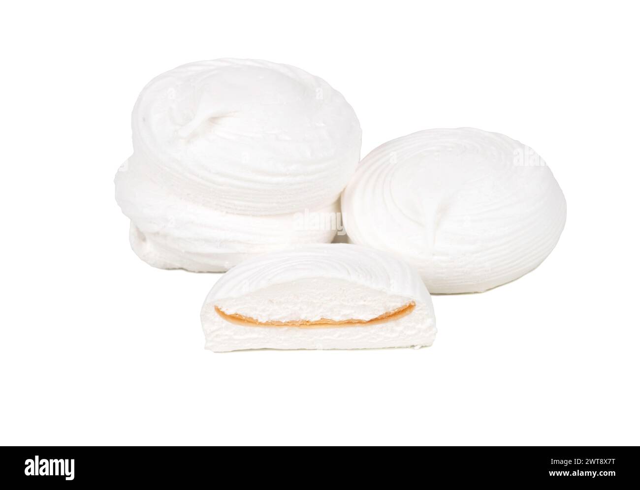 Mehrere Marshmallows mit halb isoliert auf weißem Hintergrund Stockfoto