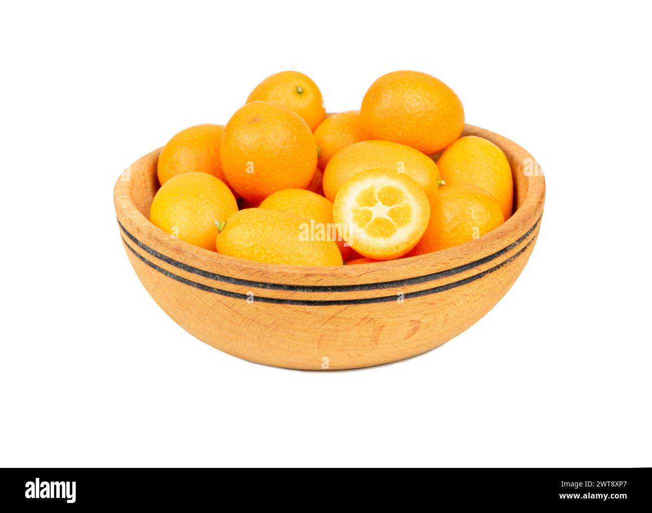 Hölzerne Schüssel voller frischer Kumquatfrucht isoliert auf weißem Hintergrund Stockfoto